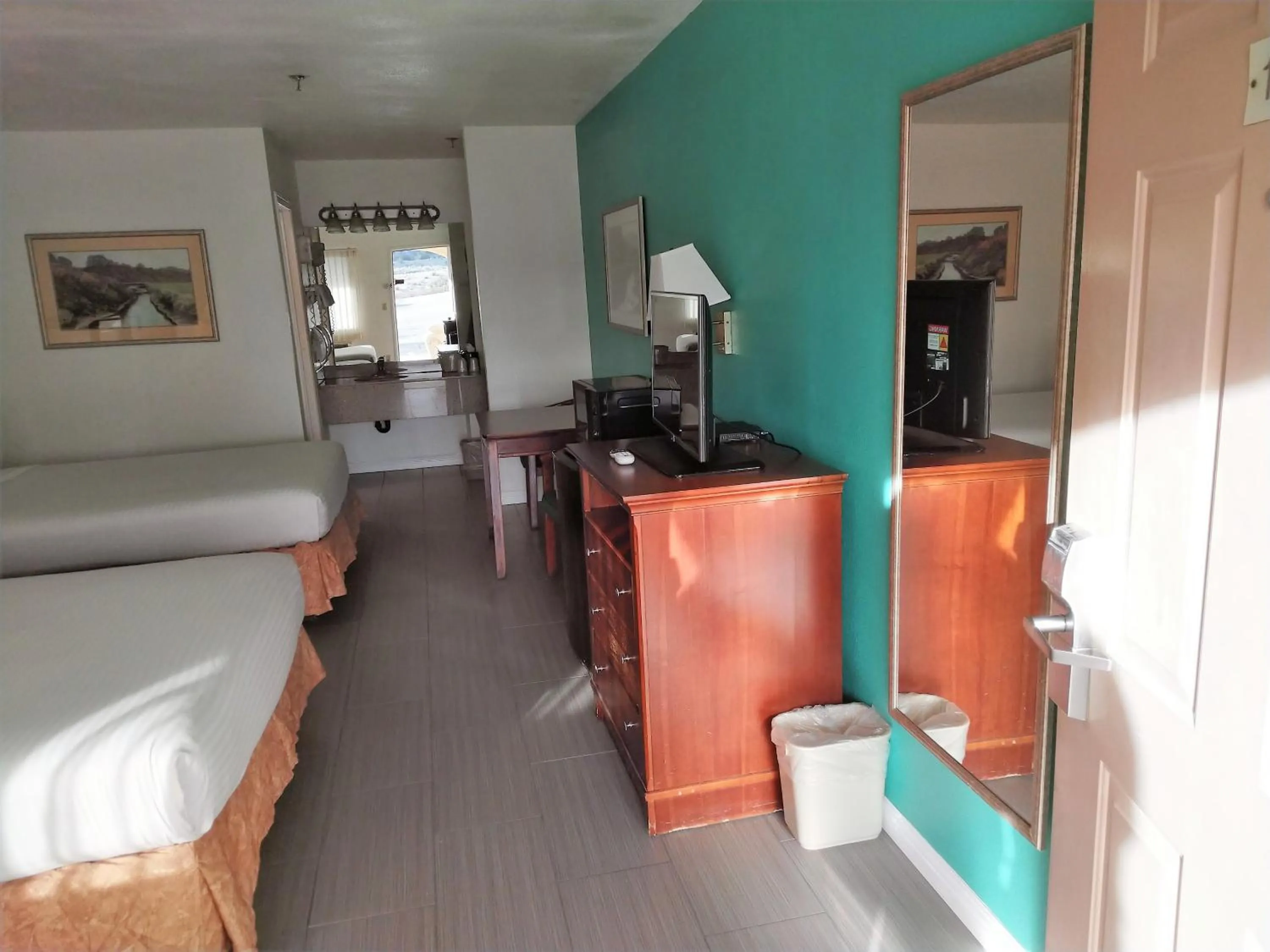 Photo of the whole room, Bed in Rio Del Sol Inn Needles