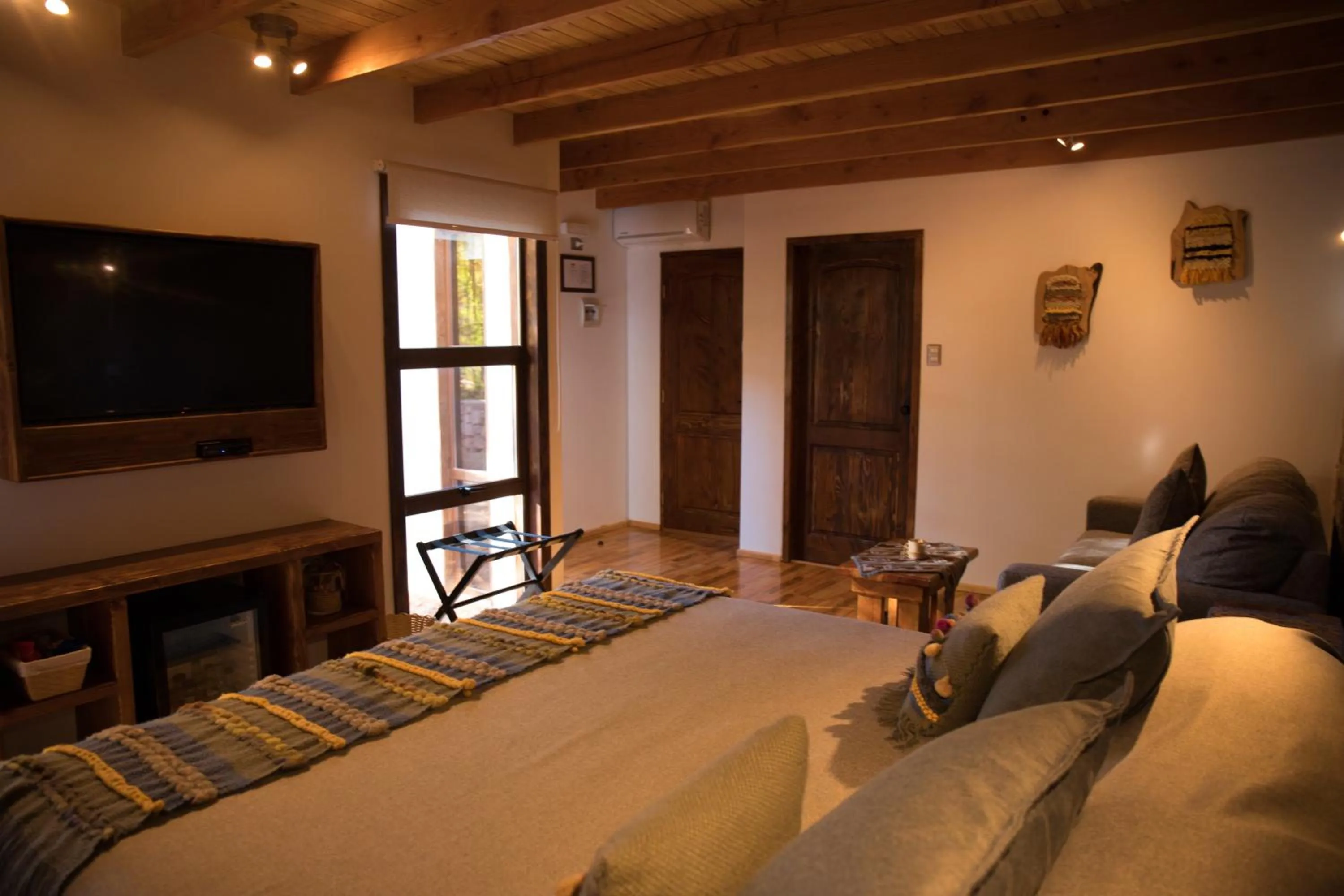 Communal lounge/ TV room, Bed in Lodge Quelana