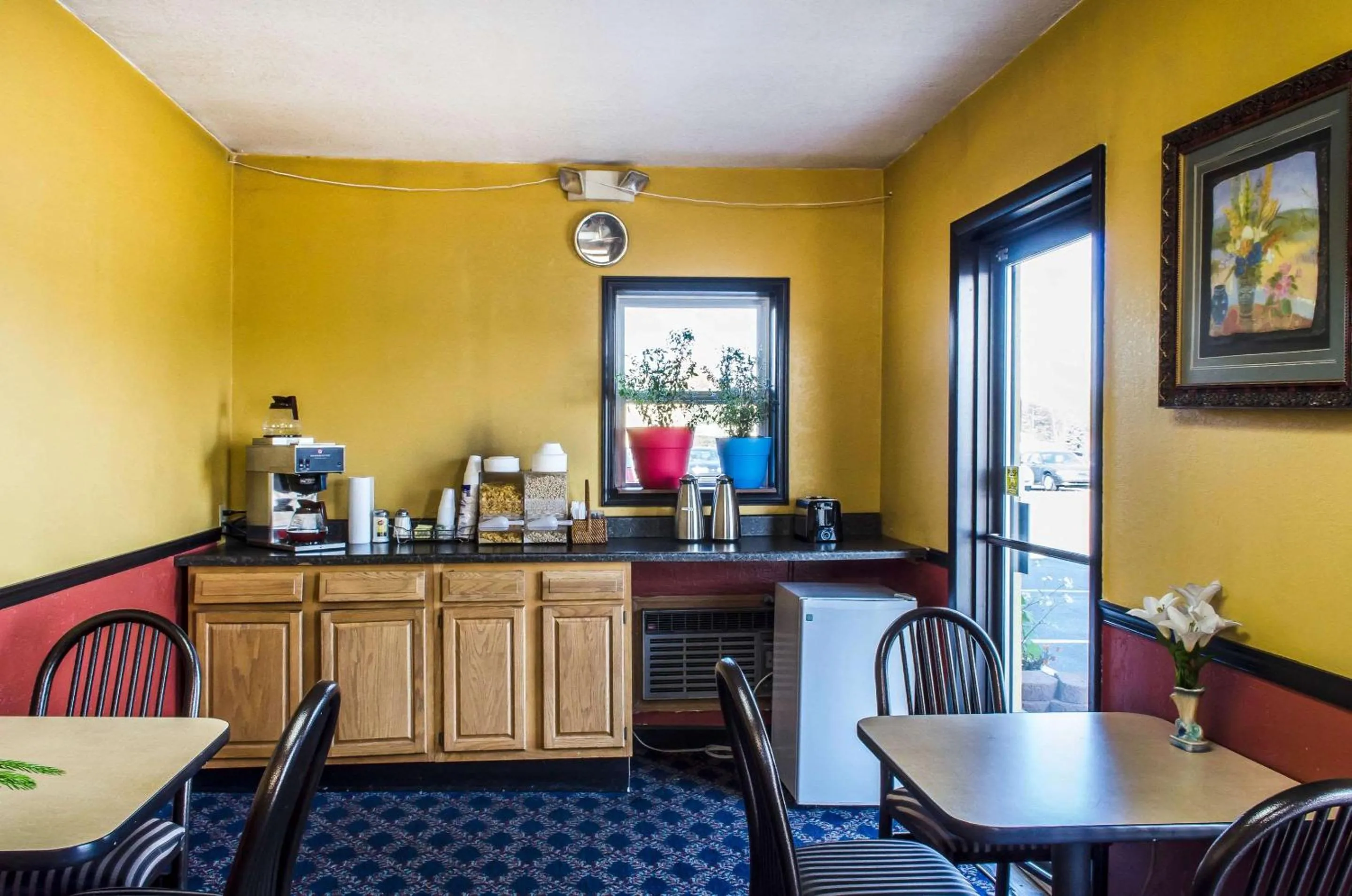 Restaurant/places to eat in Relax Inn