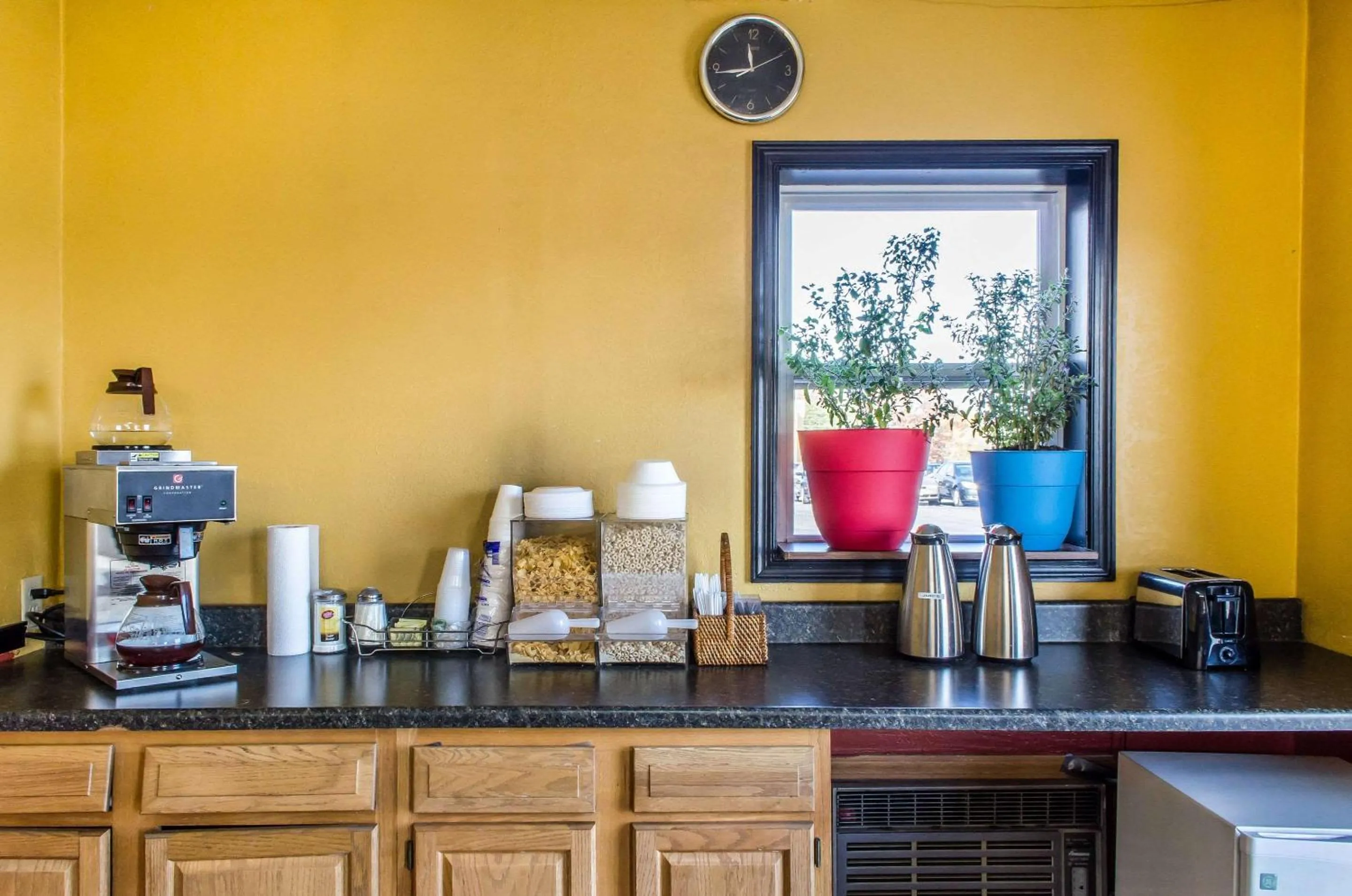 Restaurant/places to eat in Relax Inn