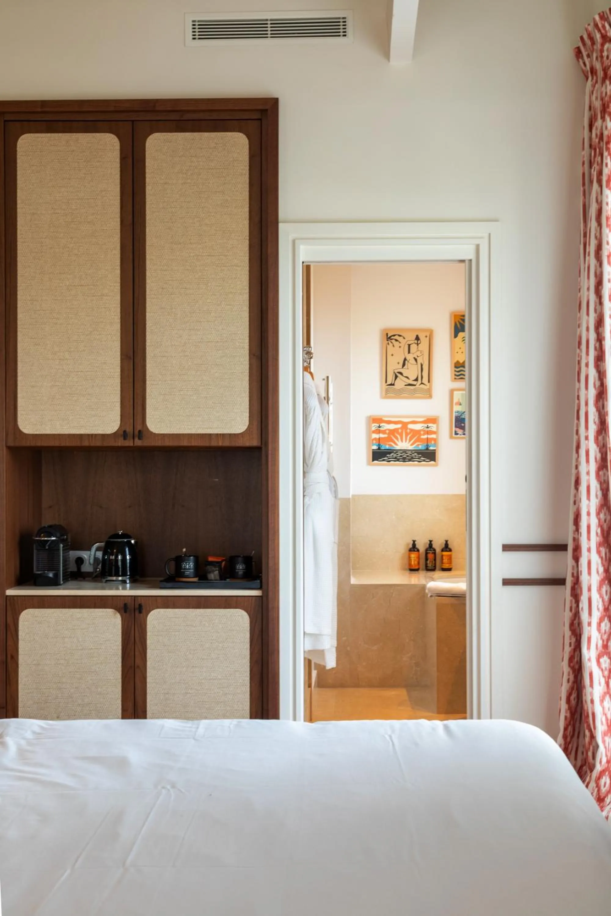 wardrobe, Bed in Hotel de Silhouette