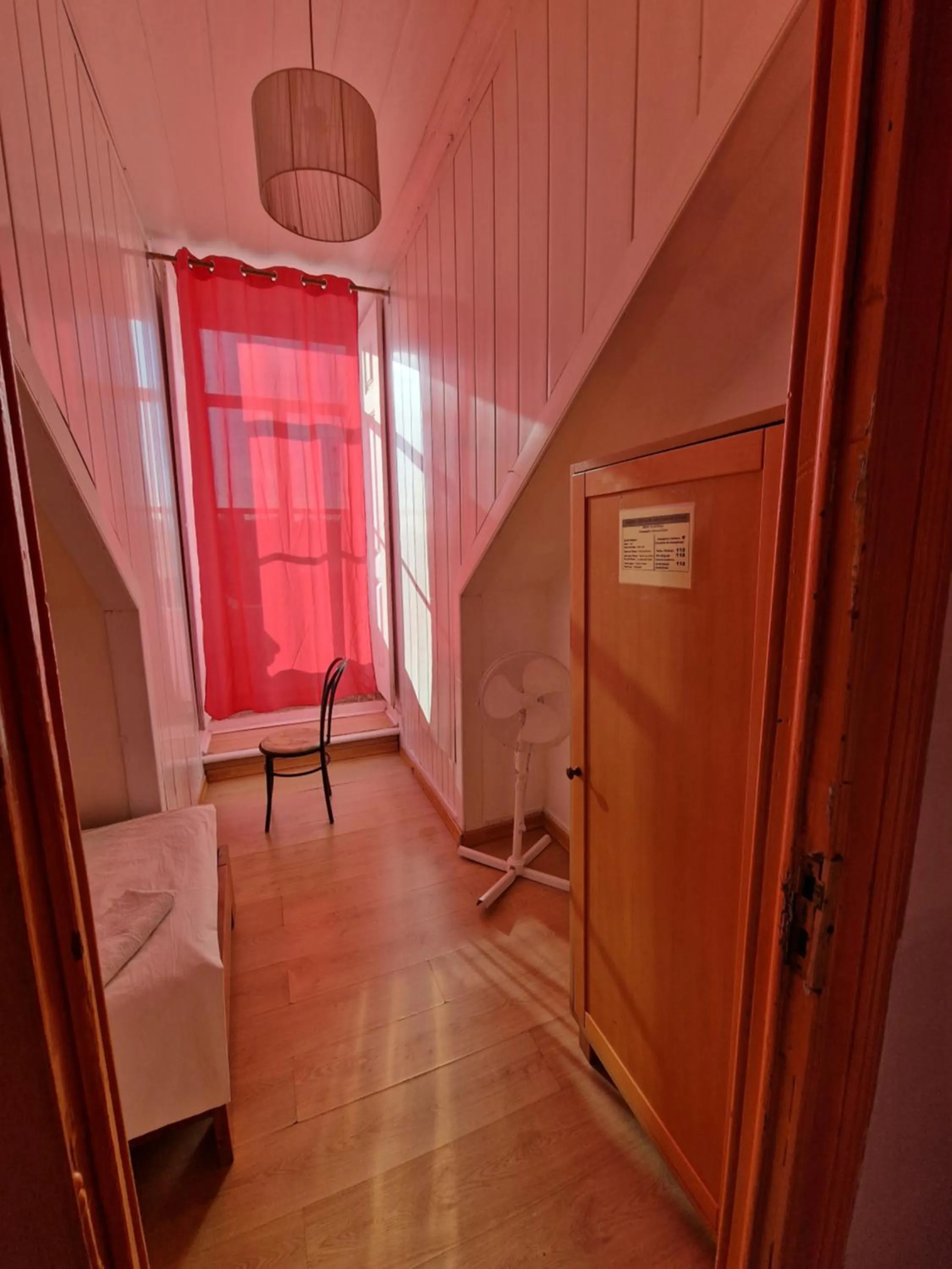 wardrobe in Alojamento Local Private Accommodation