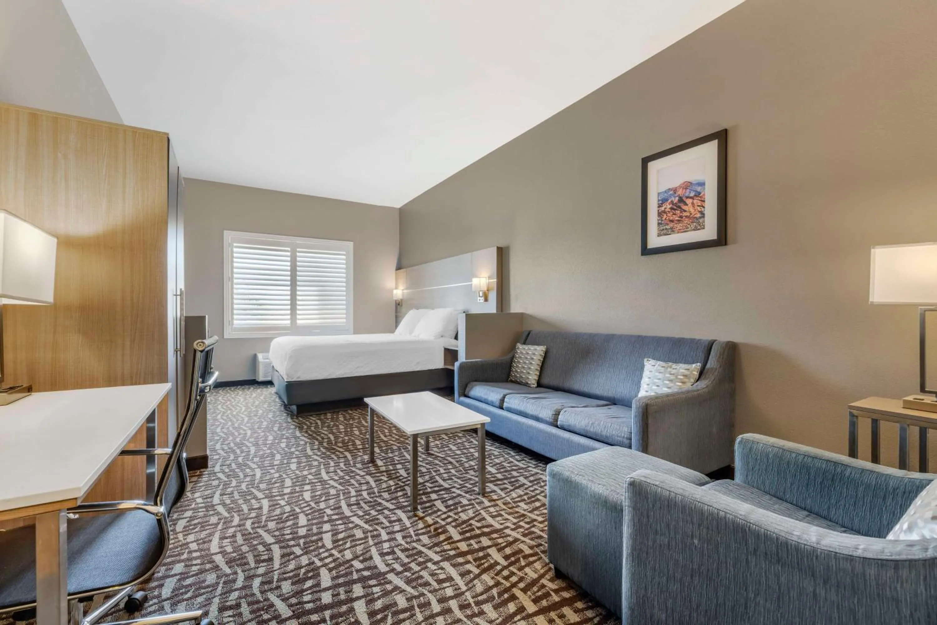 Bedroom, Bed in Best Western Plus Lake Elsinore Inn & Suites