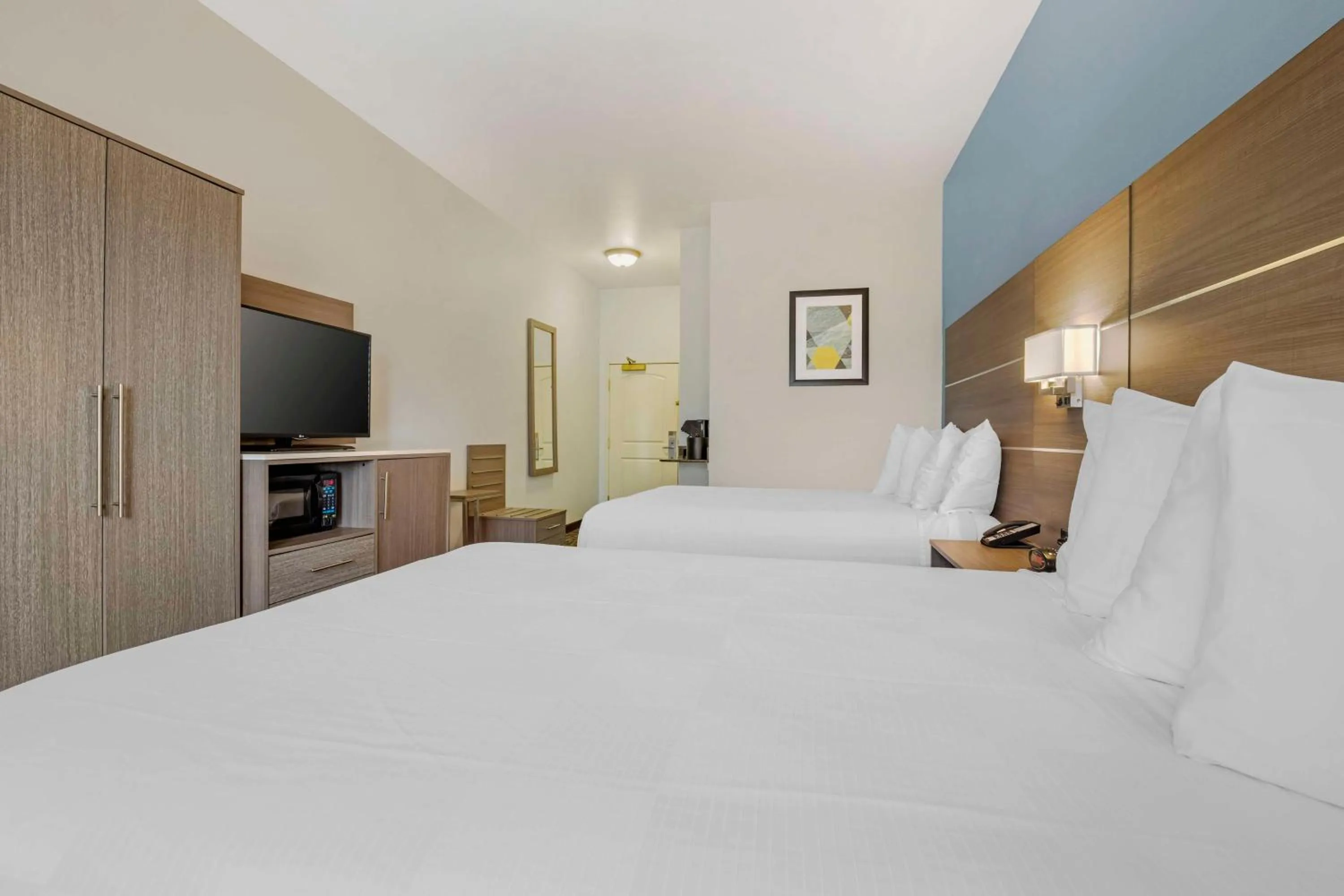 Bedroom, Bed in Best Western Plus Lake Elsinore Inn & Suites