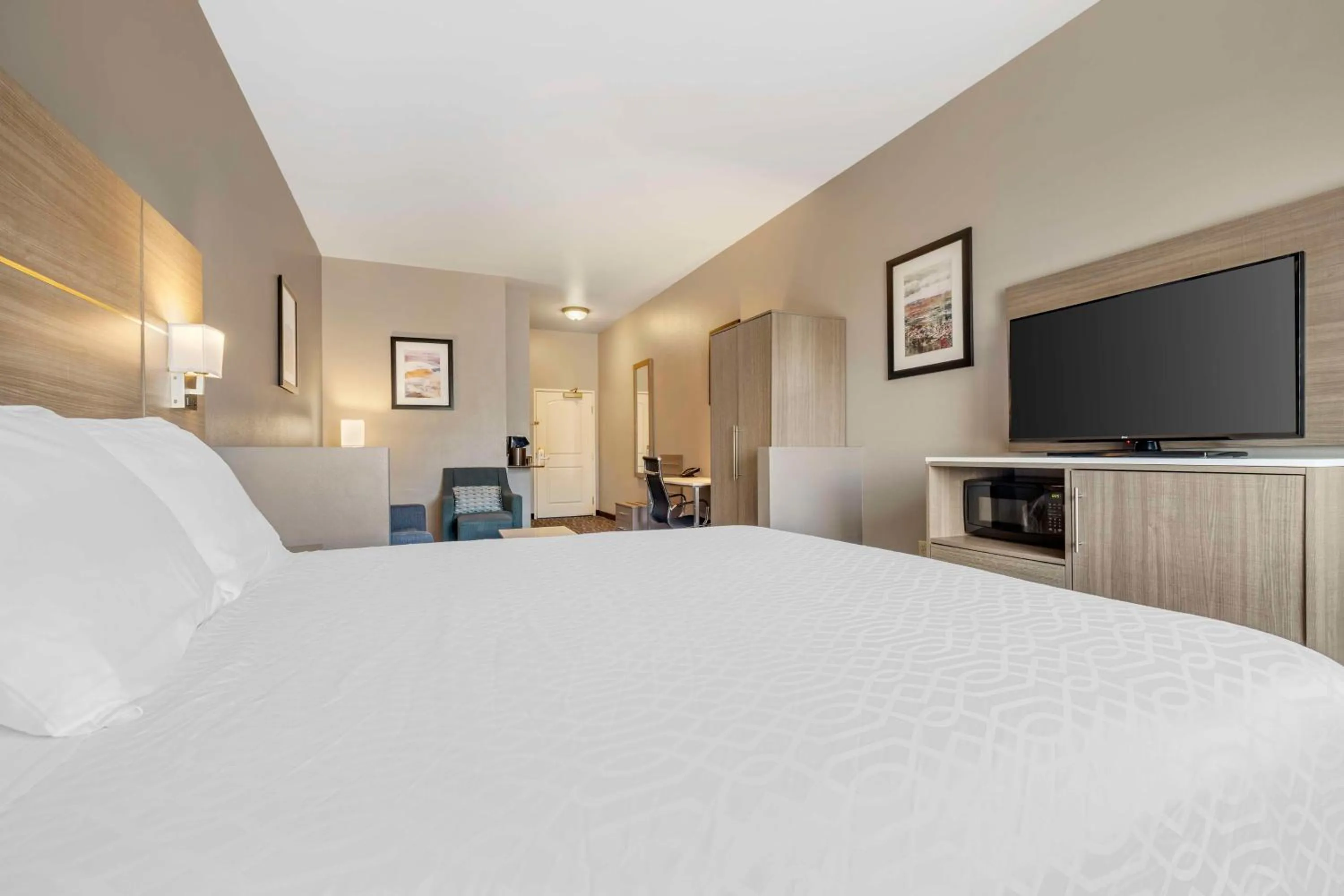 Bedroom, Bed in Best Western Plus Lake Elsinore Inn & Suites