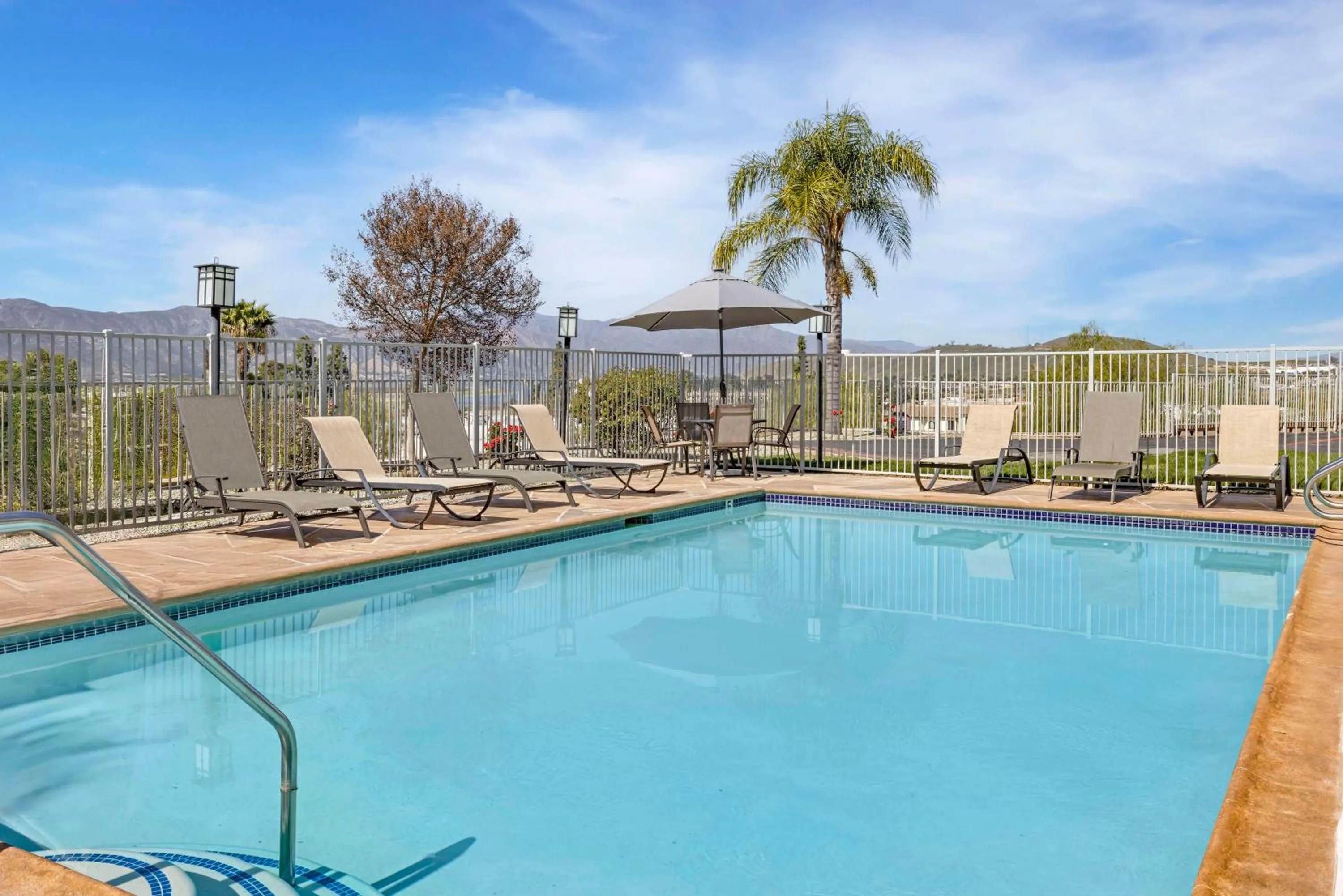 Pool view in Best Western Plus Lake Elsinore Inn & Suites