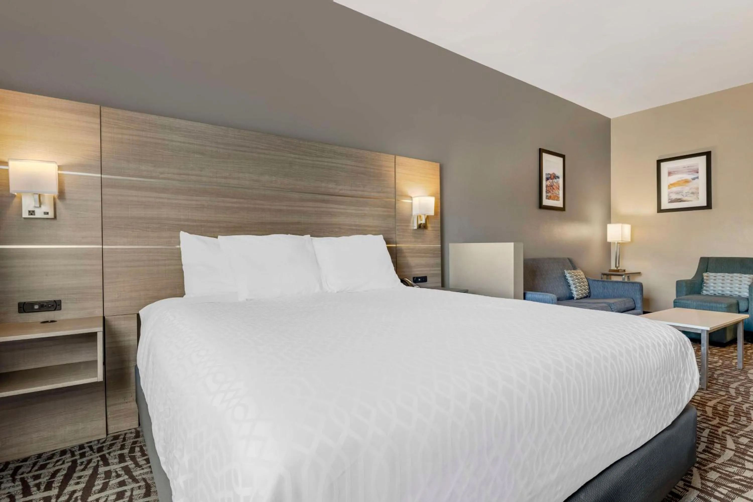 Bedroom, Bed in Best Western Plus Lake Elsinore Inn & Suites