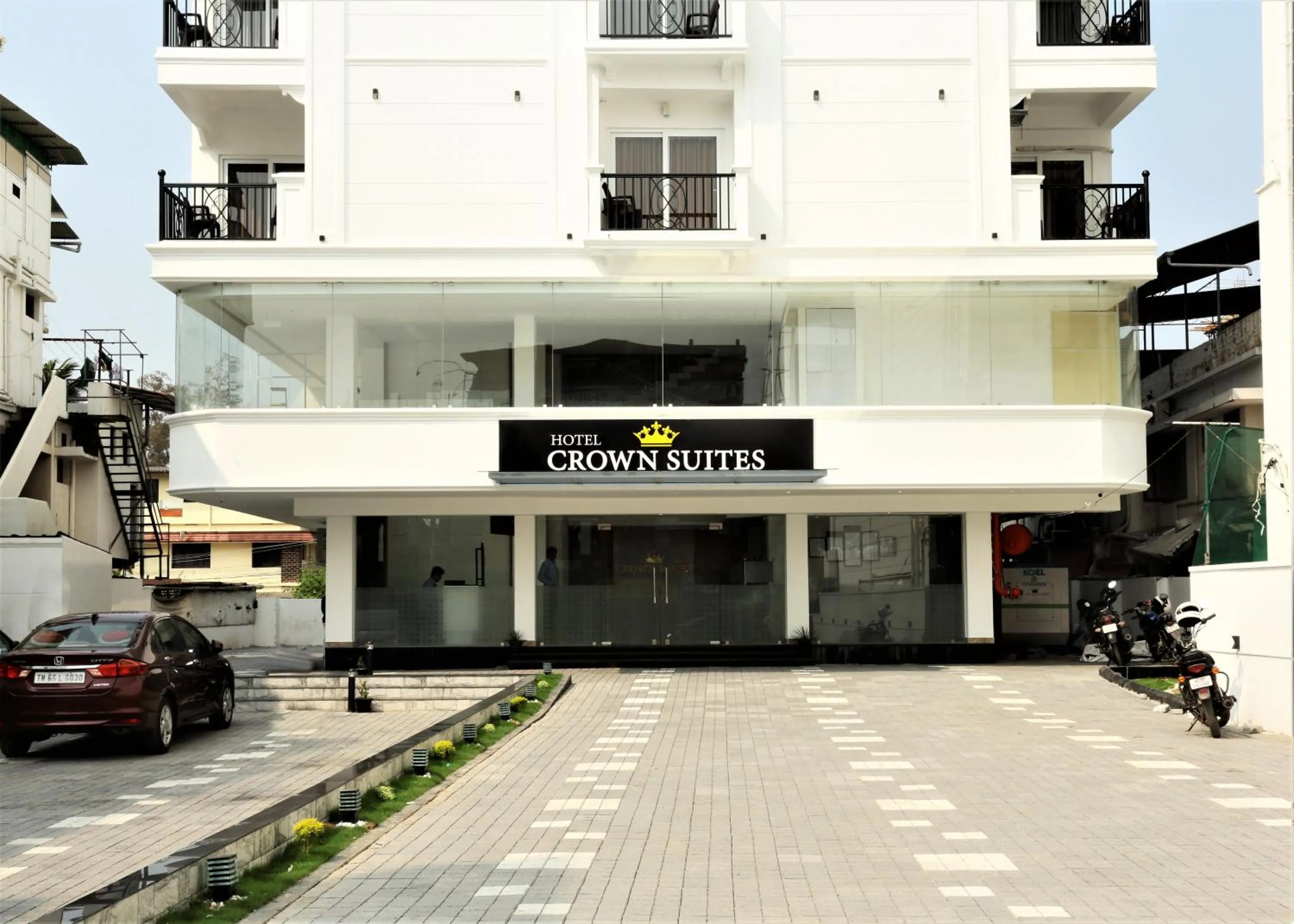 Facade/entrance in Hotel Crown Suites