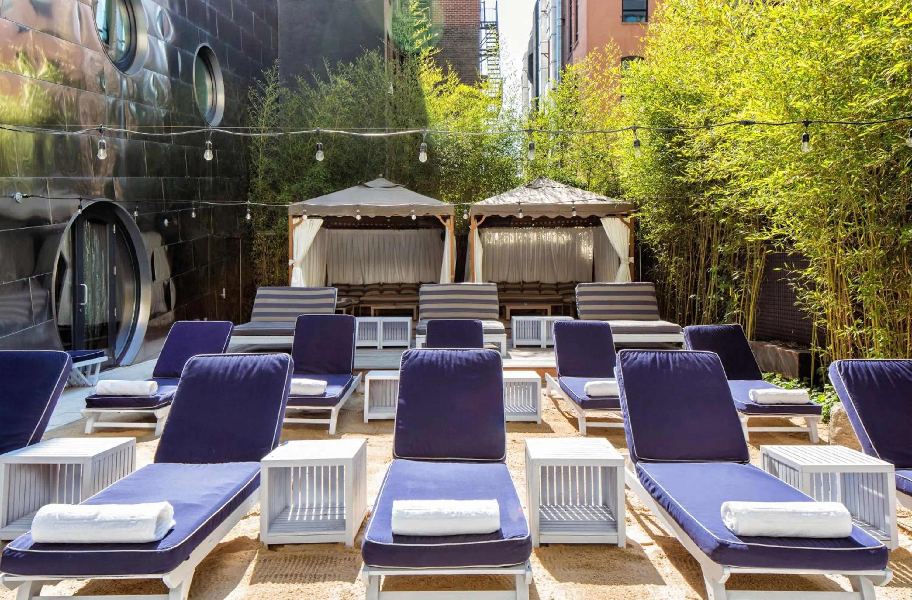 Swimming pool in Dream Downtown, by Hyatt