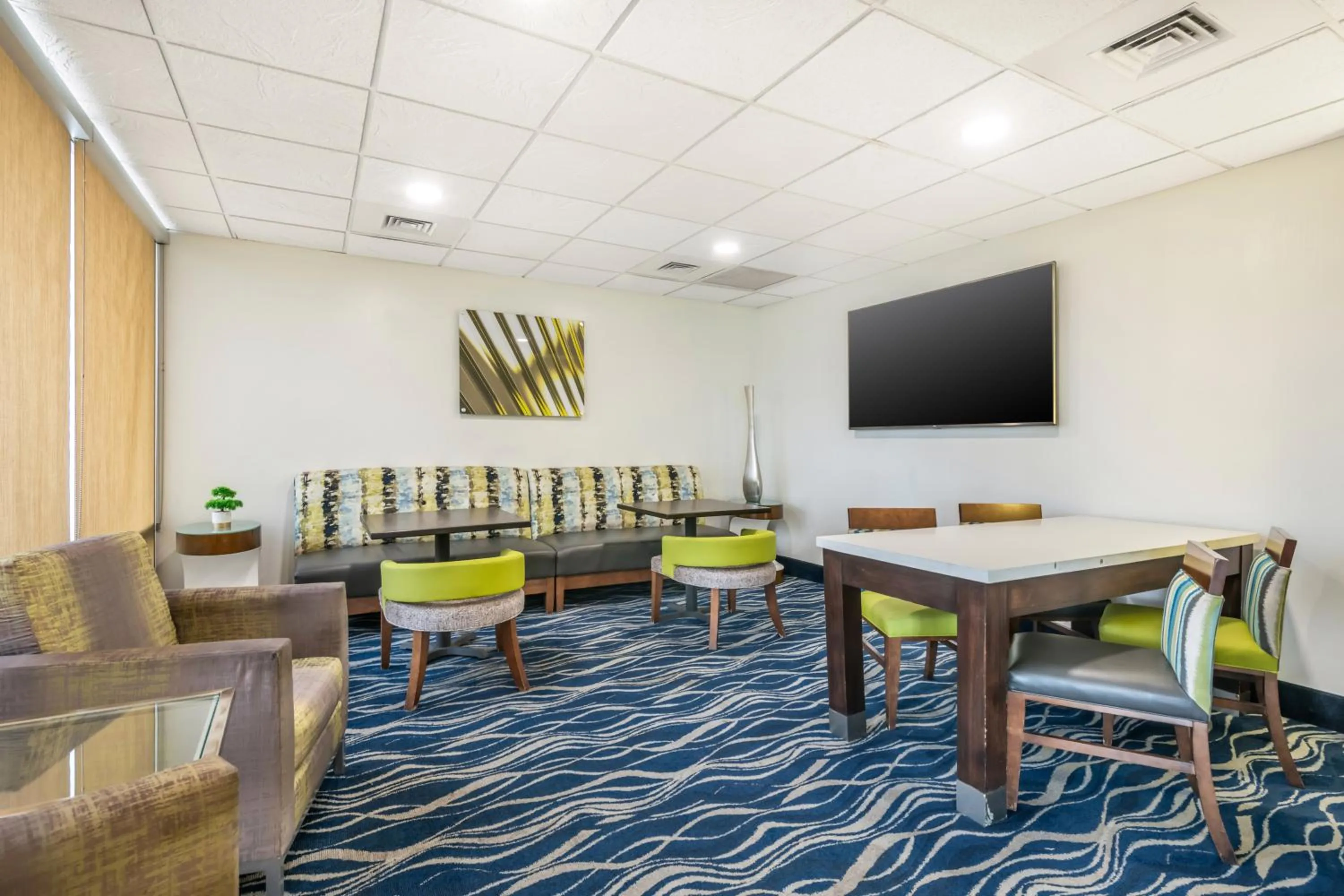 Communal lounge/ TV room in Tropical Winds Resort Hotel