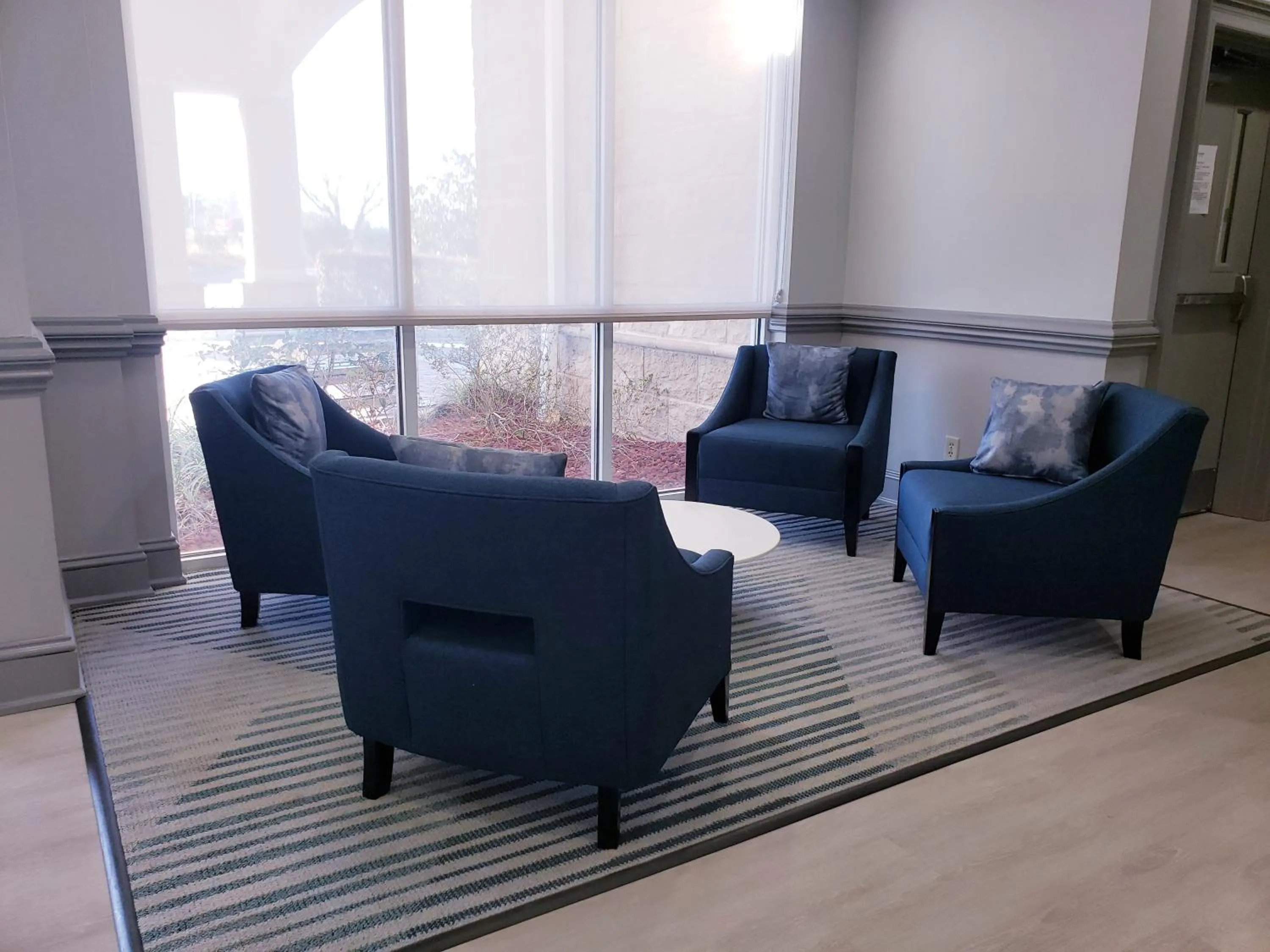 Seating area in Comfort Suites Valdosta Mall Area