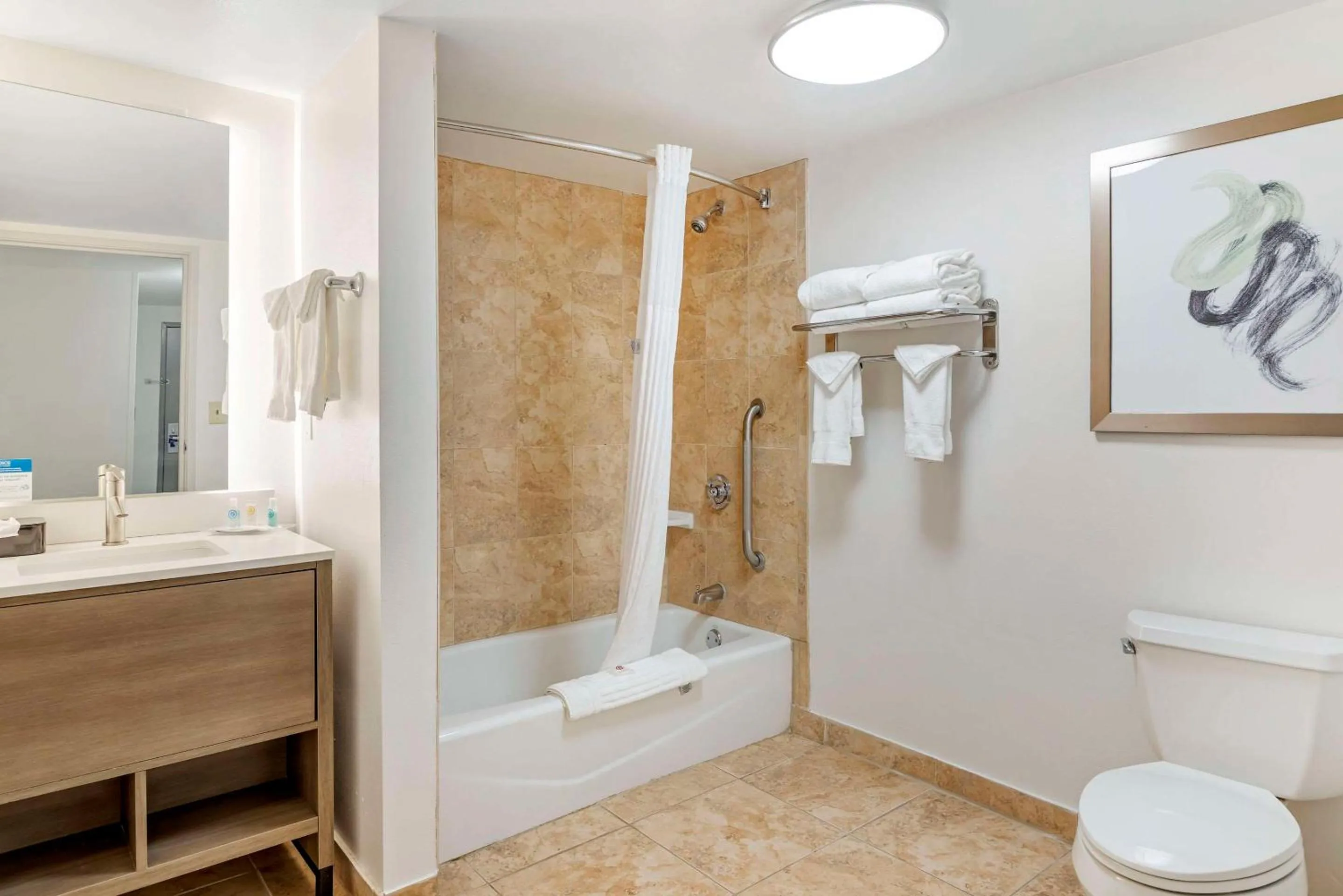 Bedroom in Comfort Suites Valdosta Mall Area