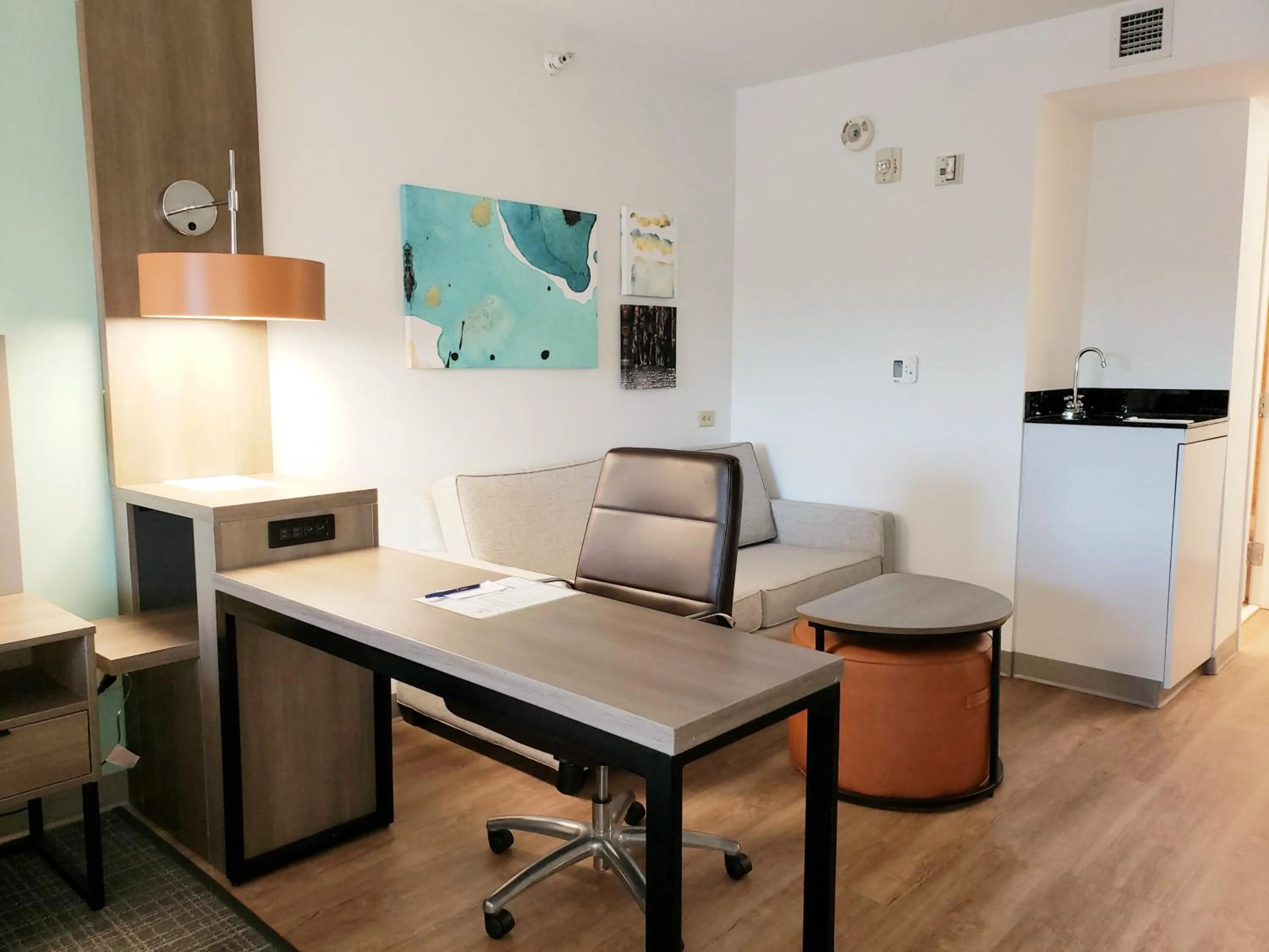 Seating area in Comfort Suites Valdosta Mall Area