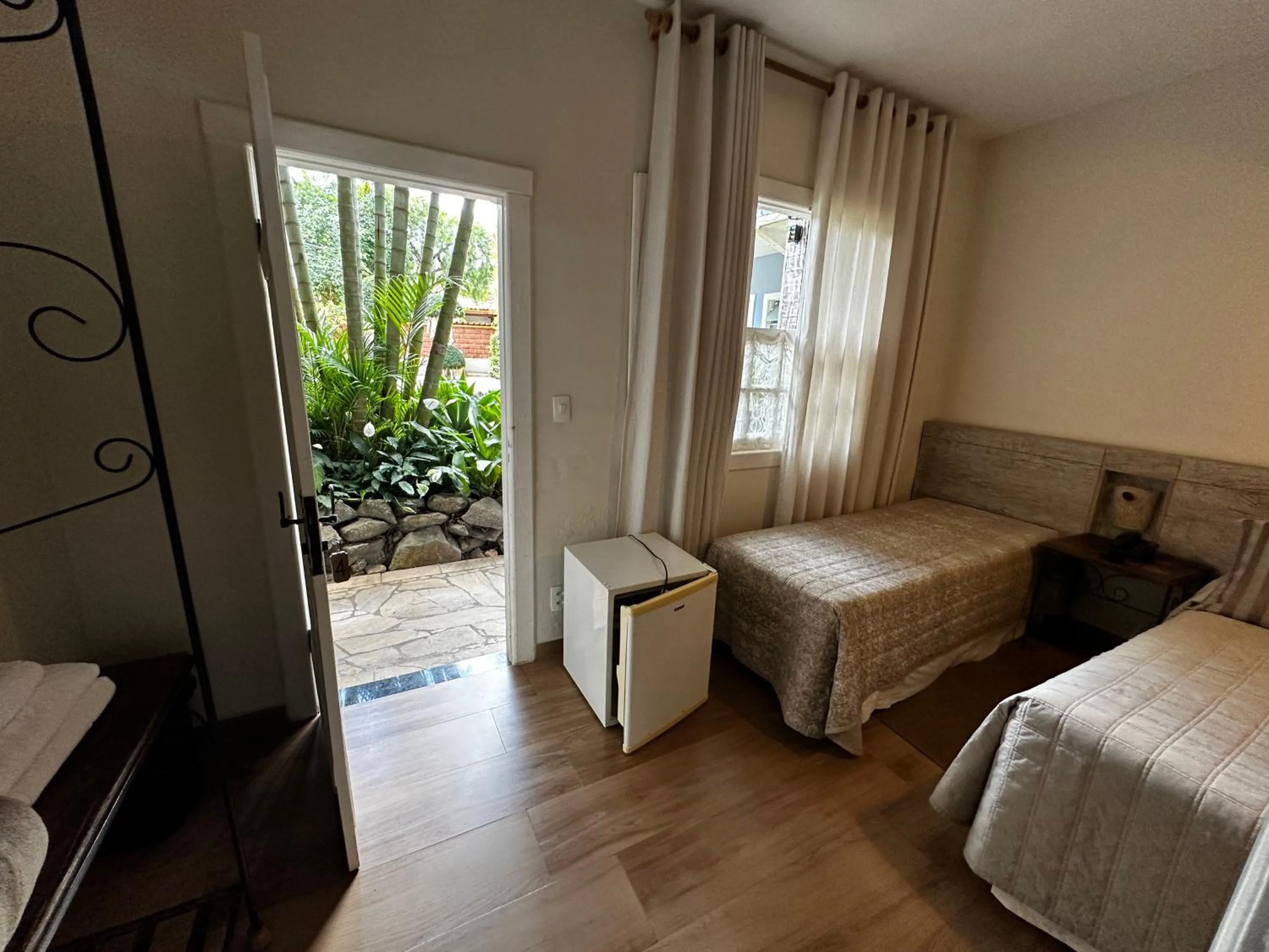 View (from property/room), Bed in Pousada Villa Alferes