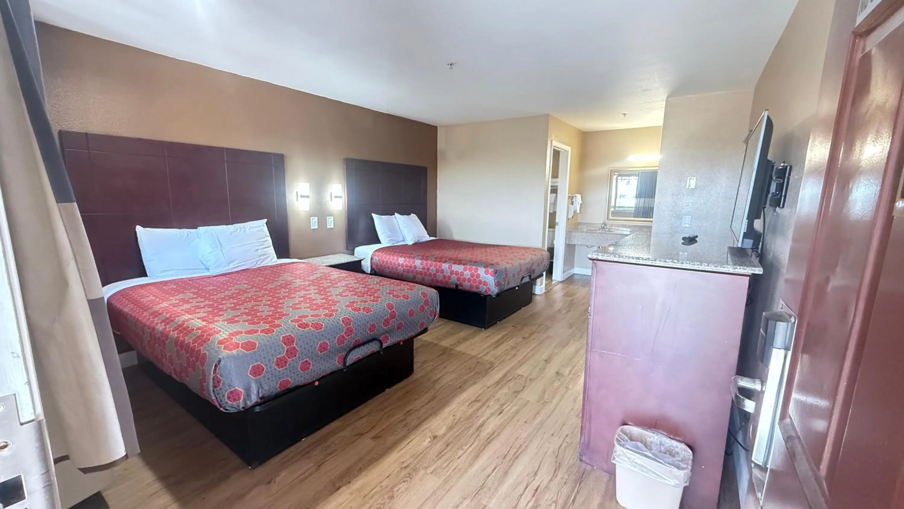 Photo of the whole room, Bed in Valley Inn