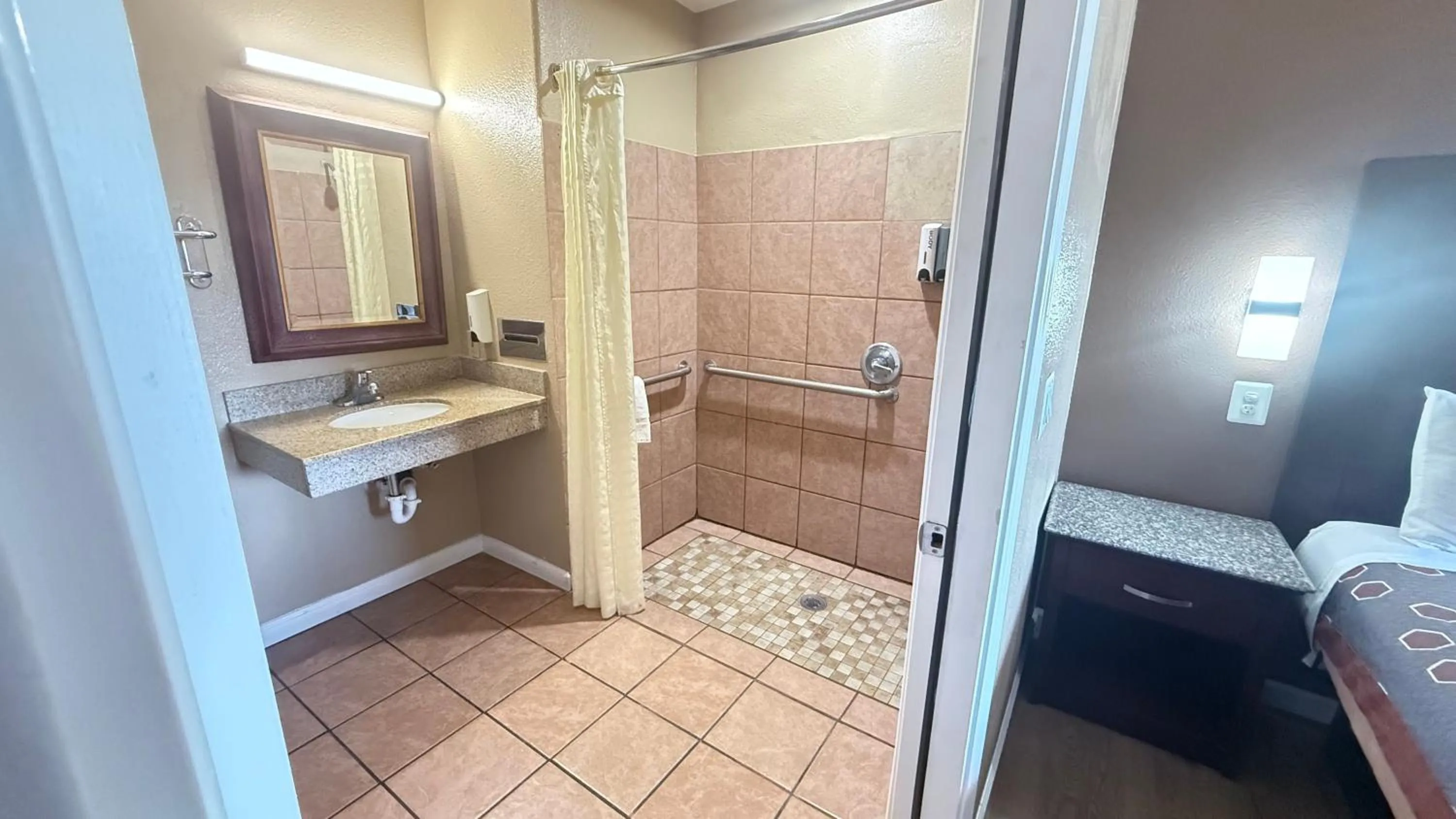 Shower, Bed in Valley Inn