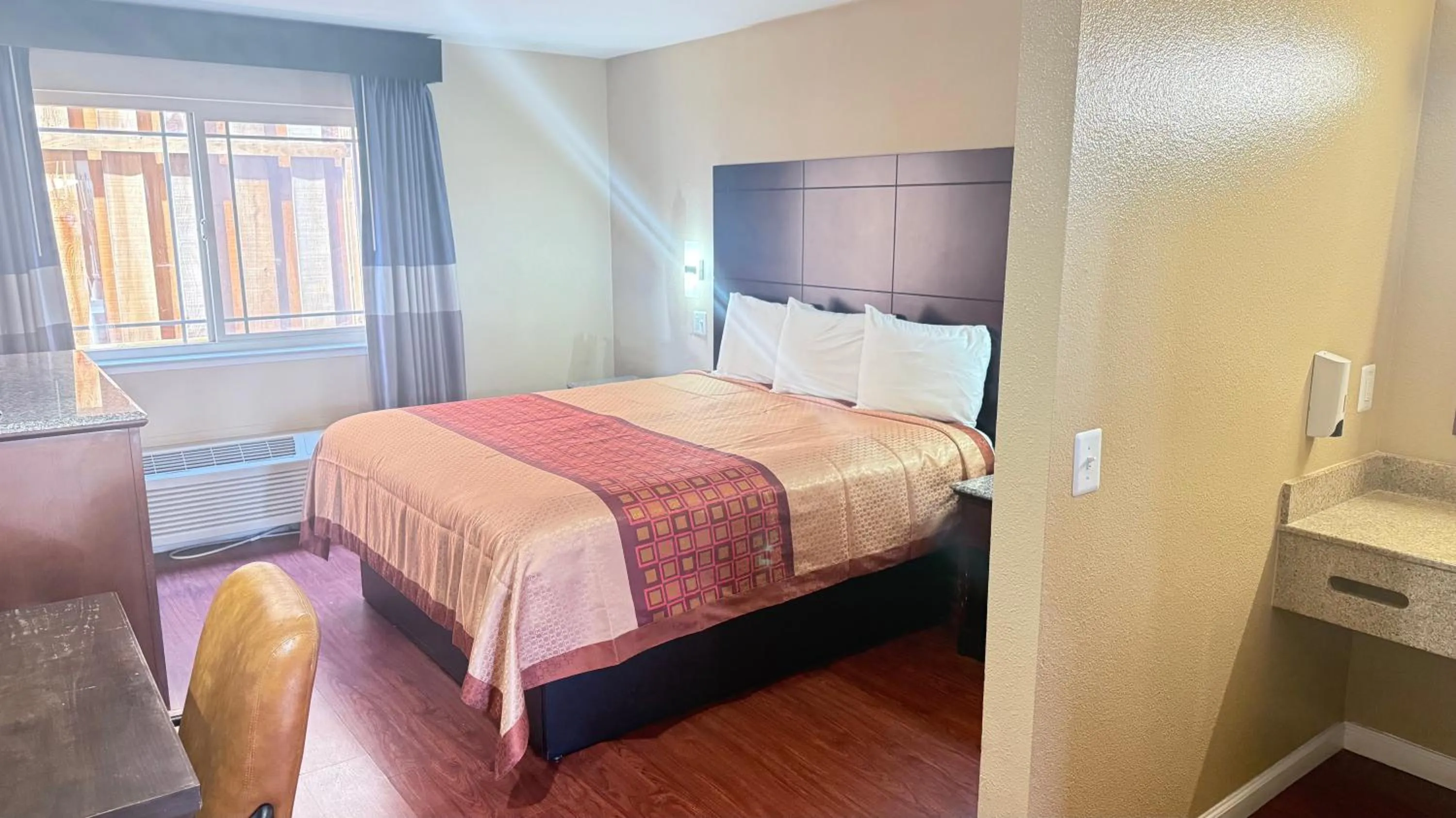 Bedroom, Bed in Valley Inn