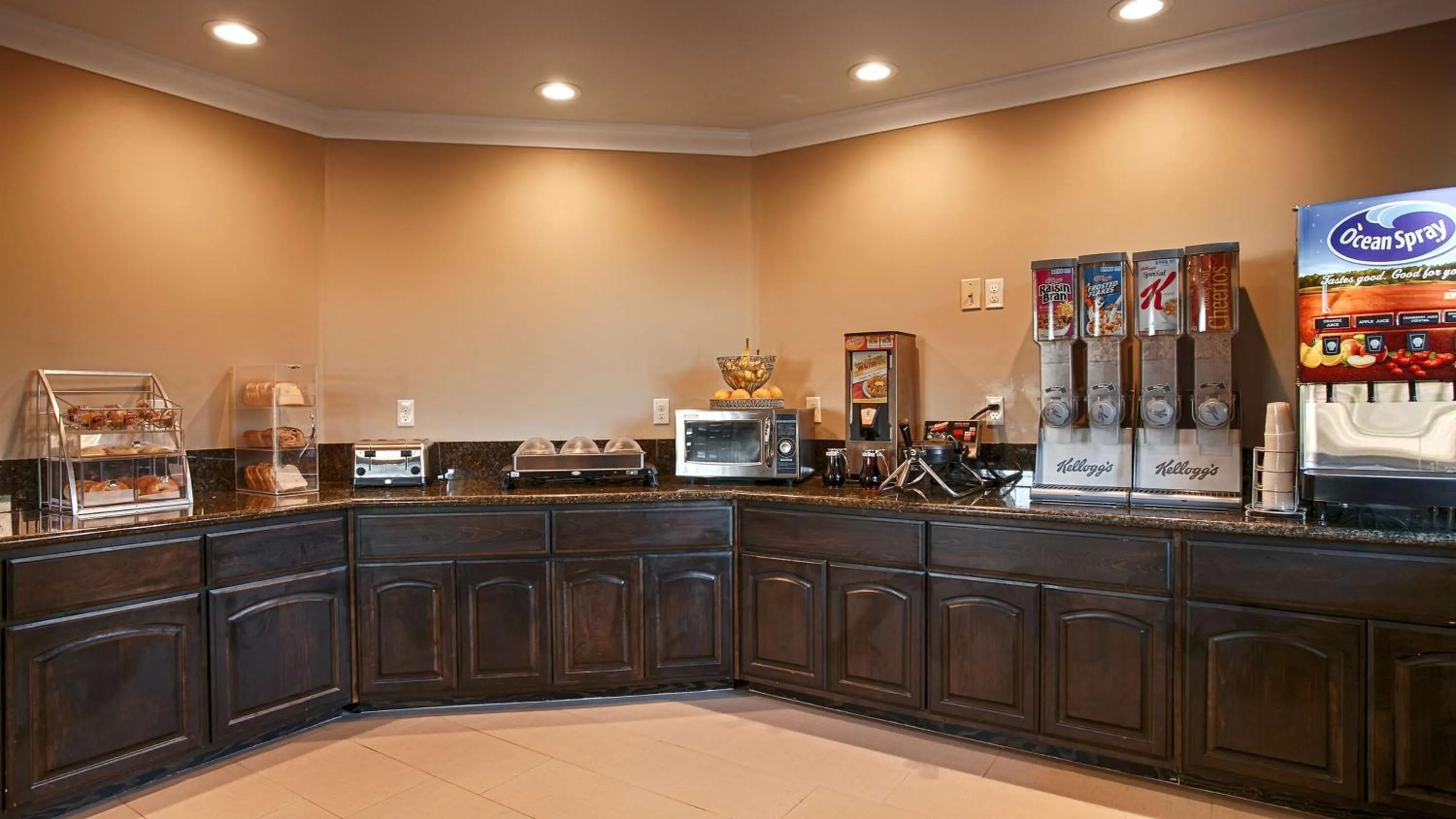 Breakfast in Best Western Willows Inn