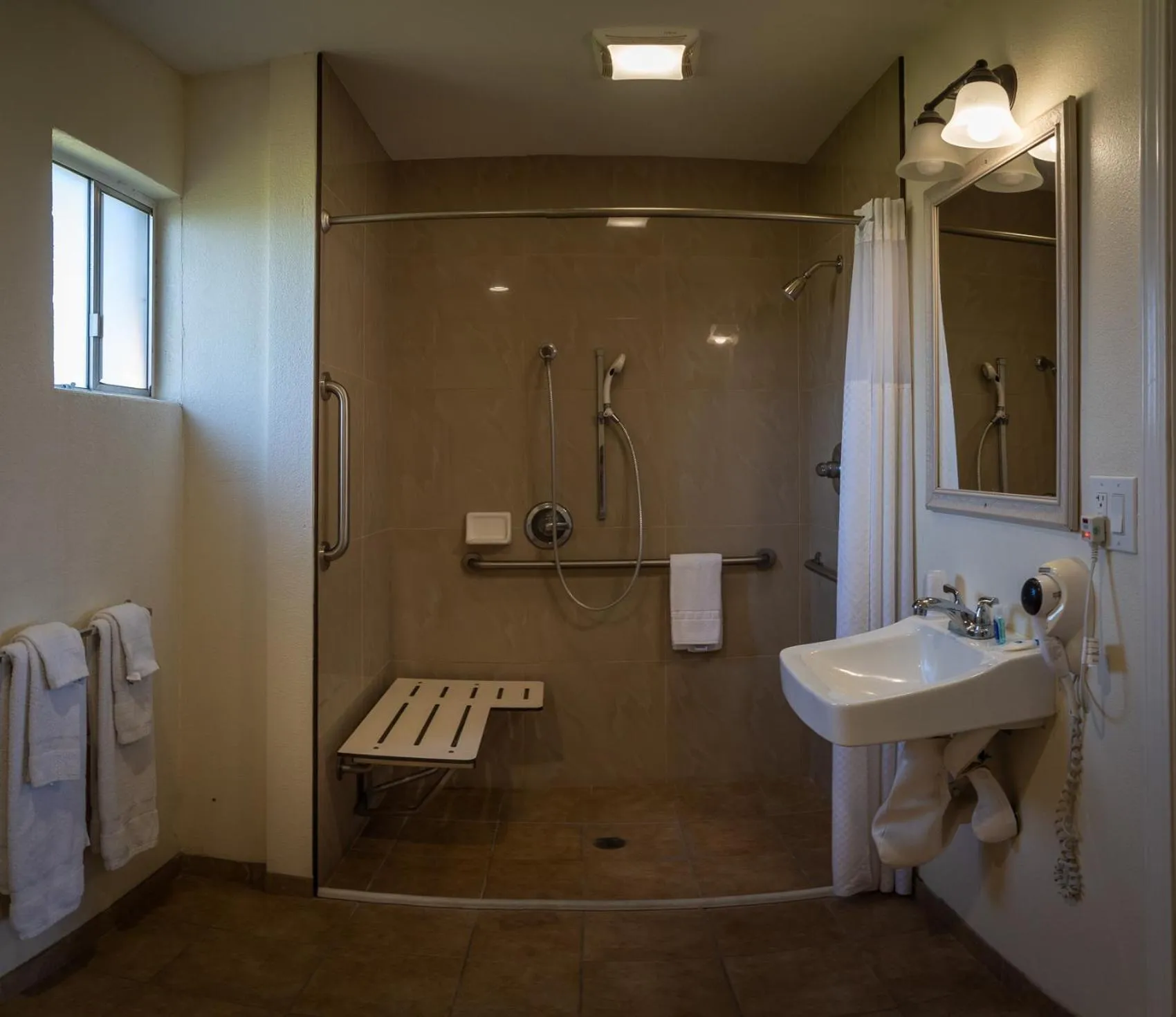 Facility for disabled guests in Rodeway Inn Near University-Gateway to Yosemite