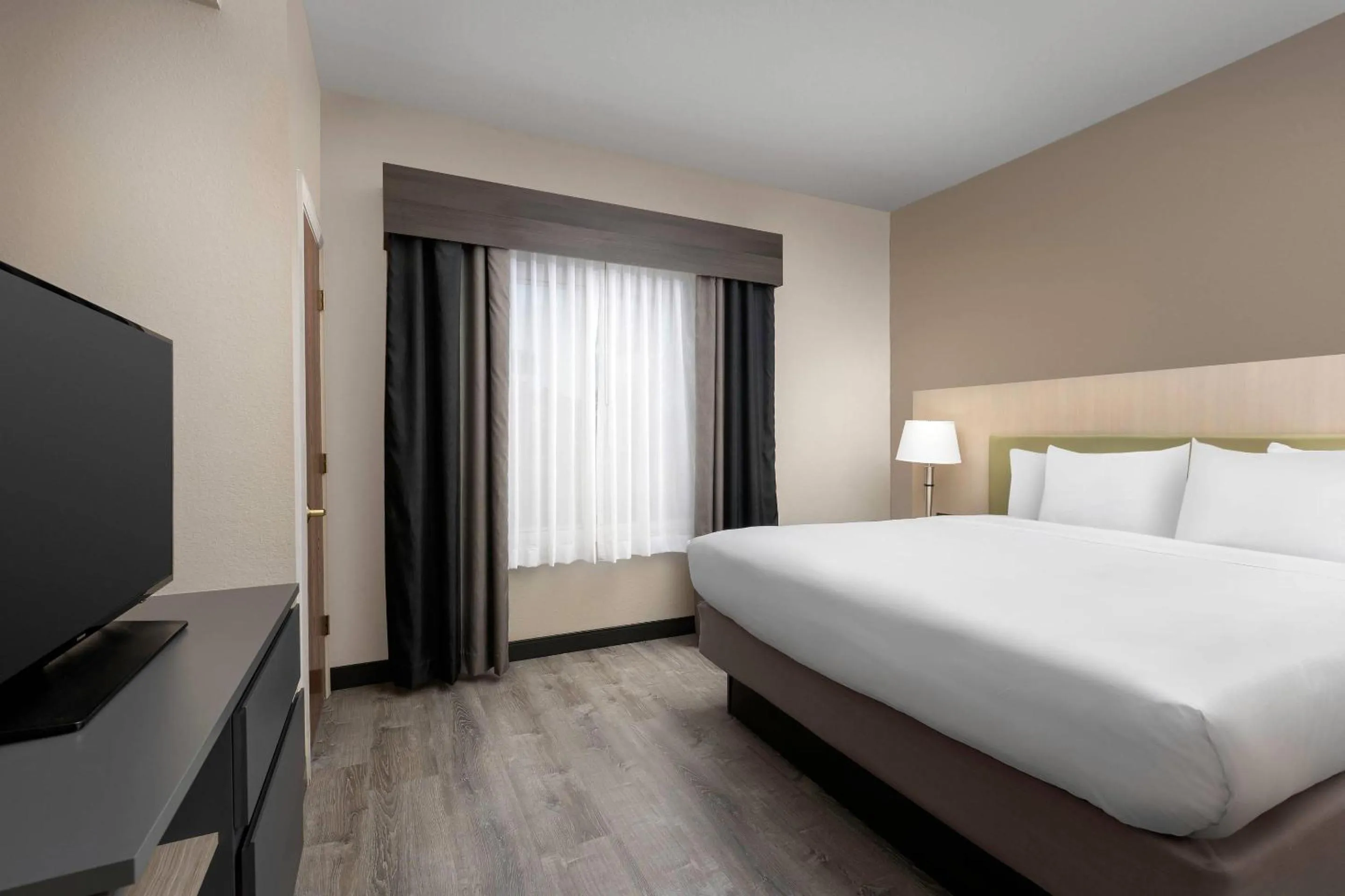 Bedroom, Bed in Country Inn & Suites by Radisson, Gainesville, FL