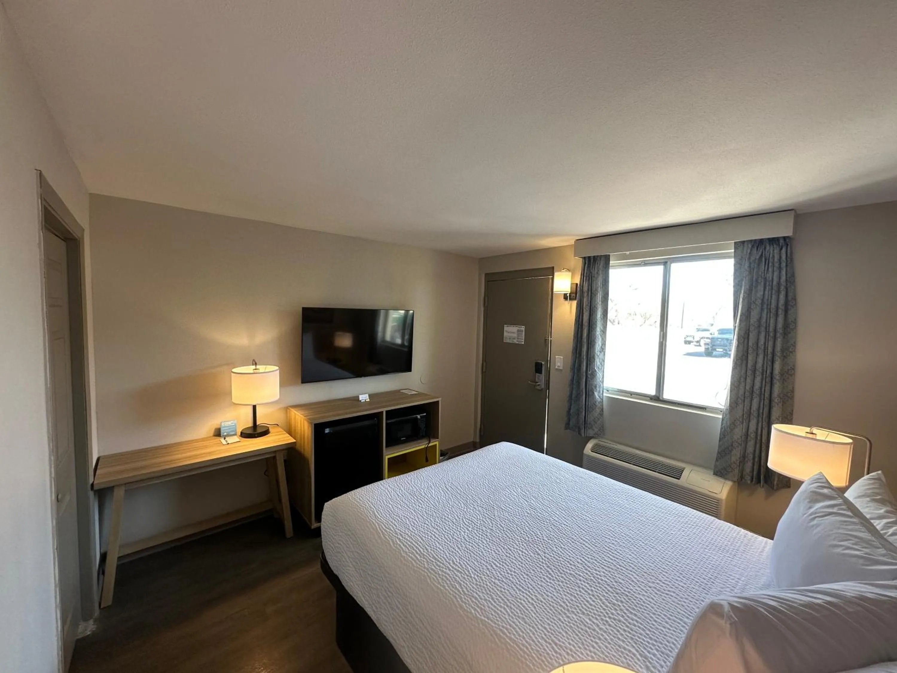 TV and multimedia, Bed in Days Inn by Wyndham Farmington NM