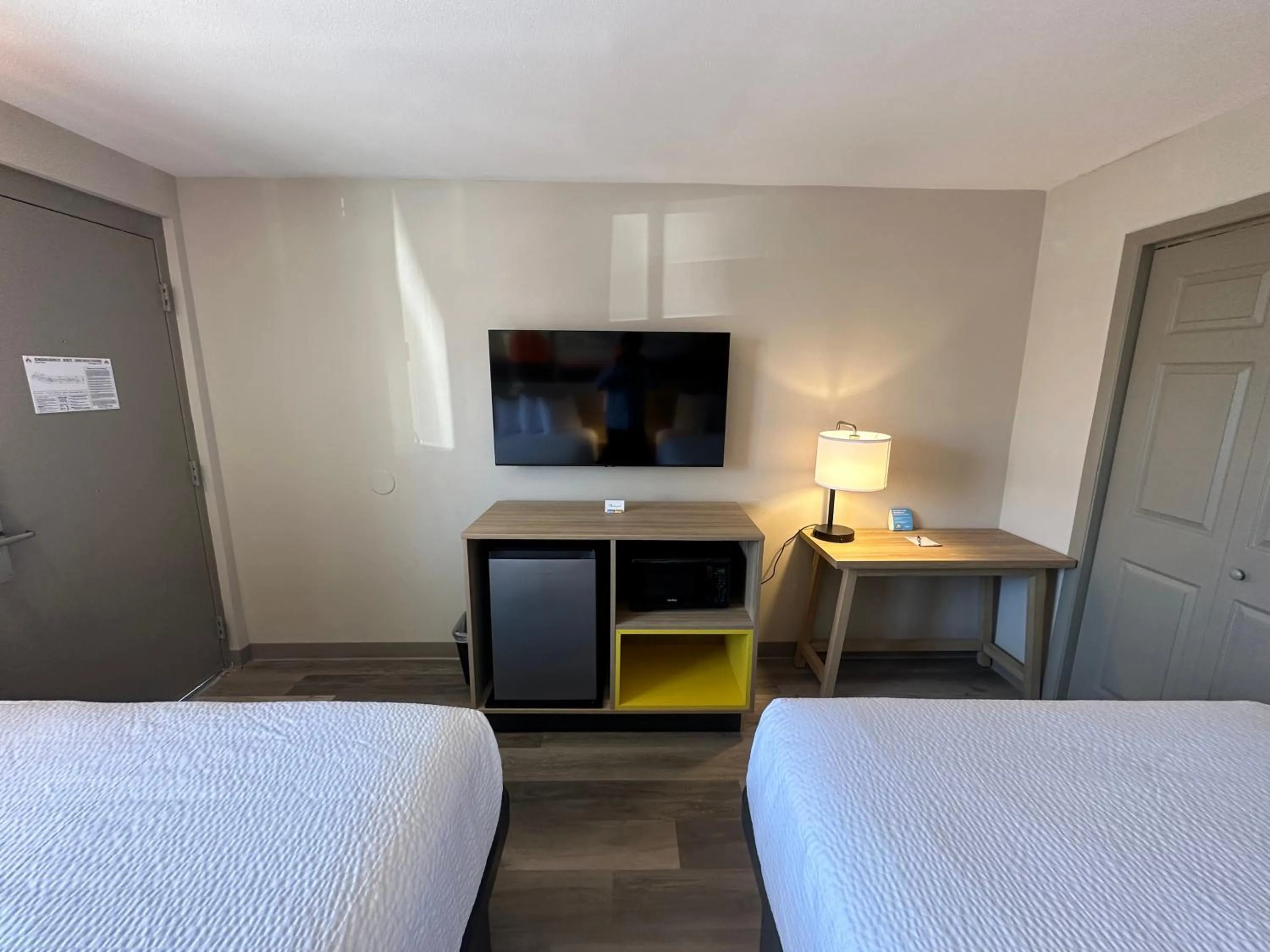 TV and multimedia, Bed in Days Inn by Wyndham Farmington NM