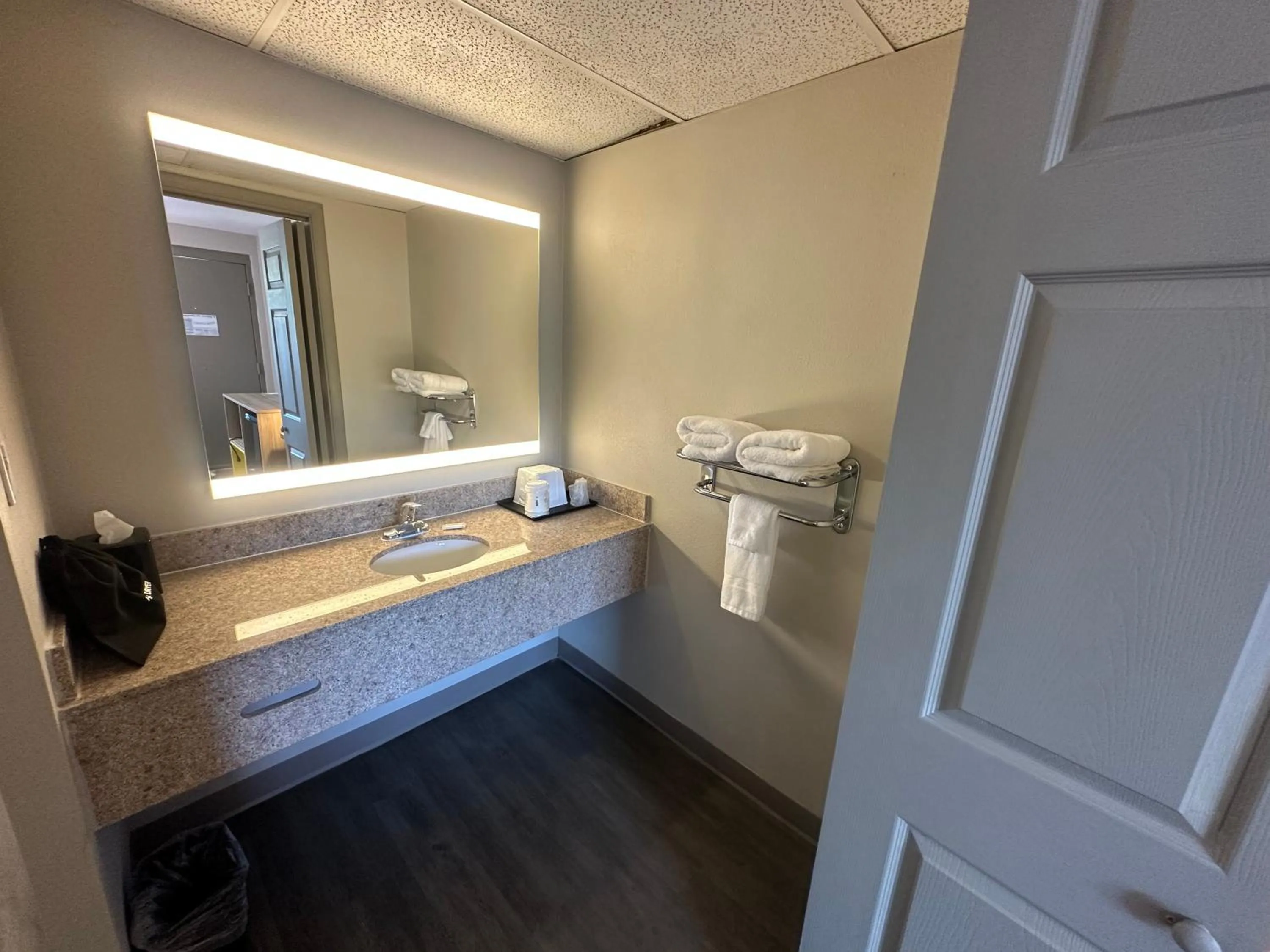 Bathroom in Days Inn by Wyndham Farmington NM