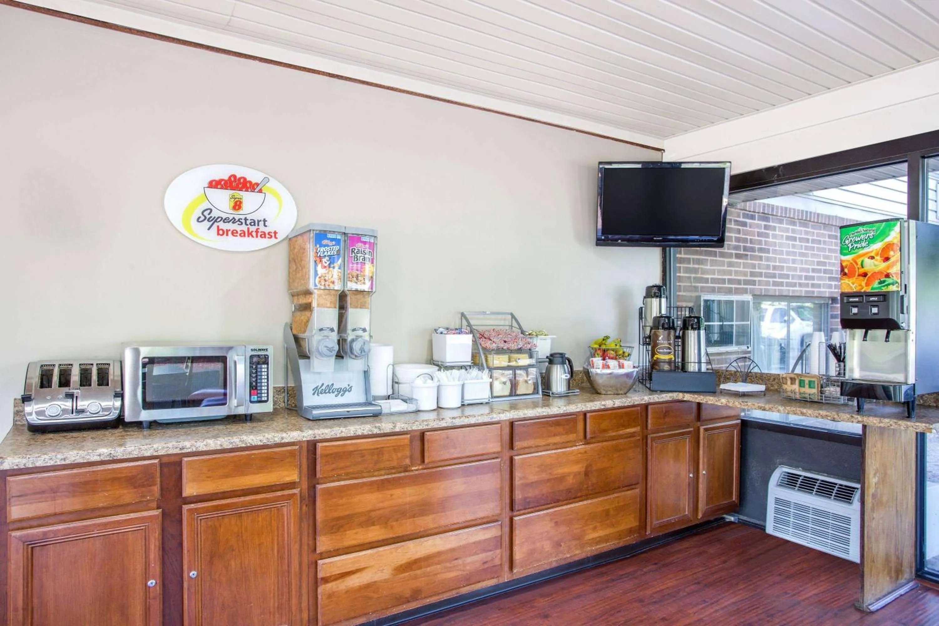 Restaurant/places to eat in Super 8 by Wyndham Waldorf