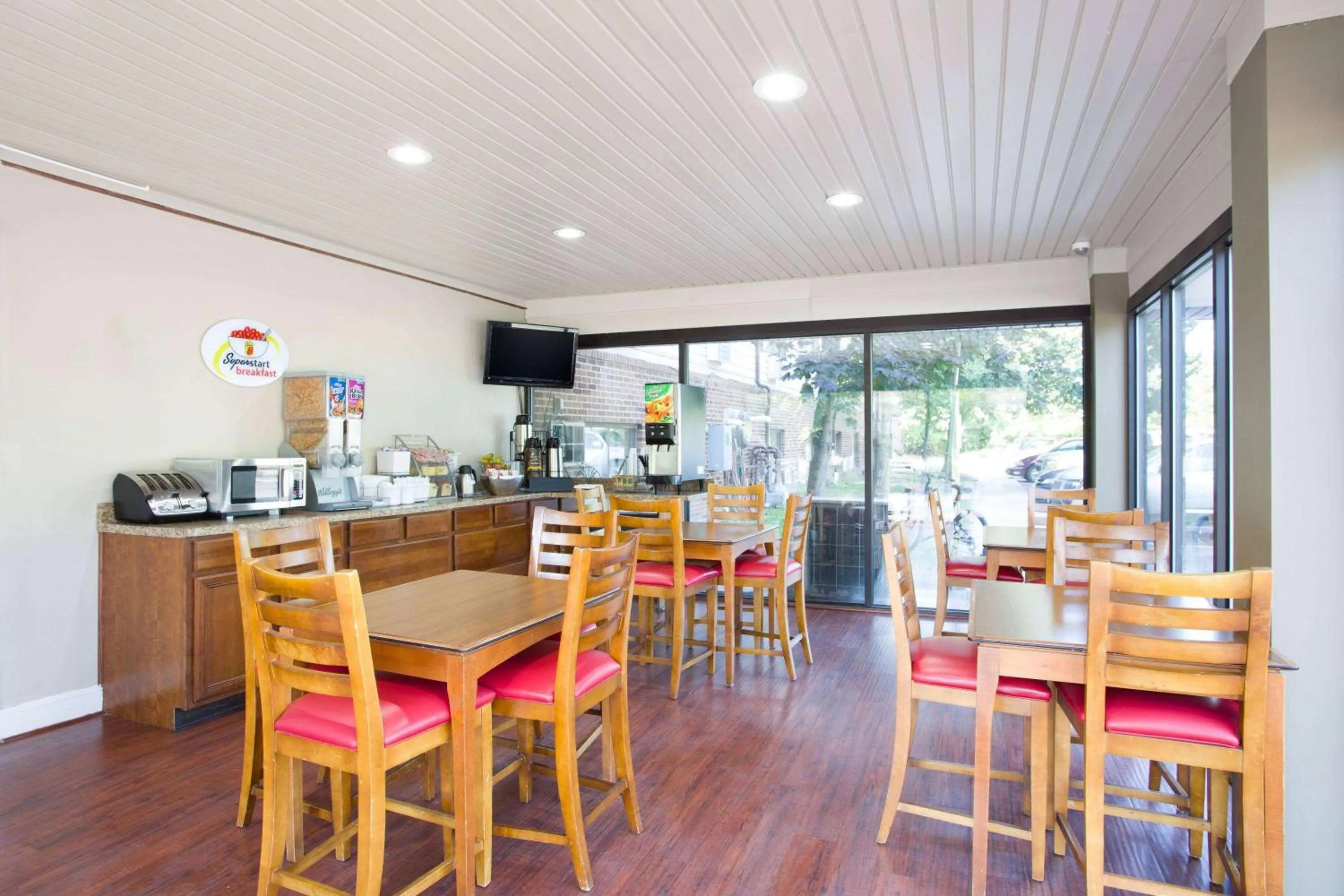 Restaurant/places to eat in Super 8 by Wyndham Waldorf