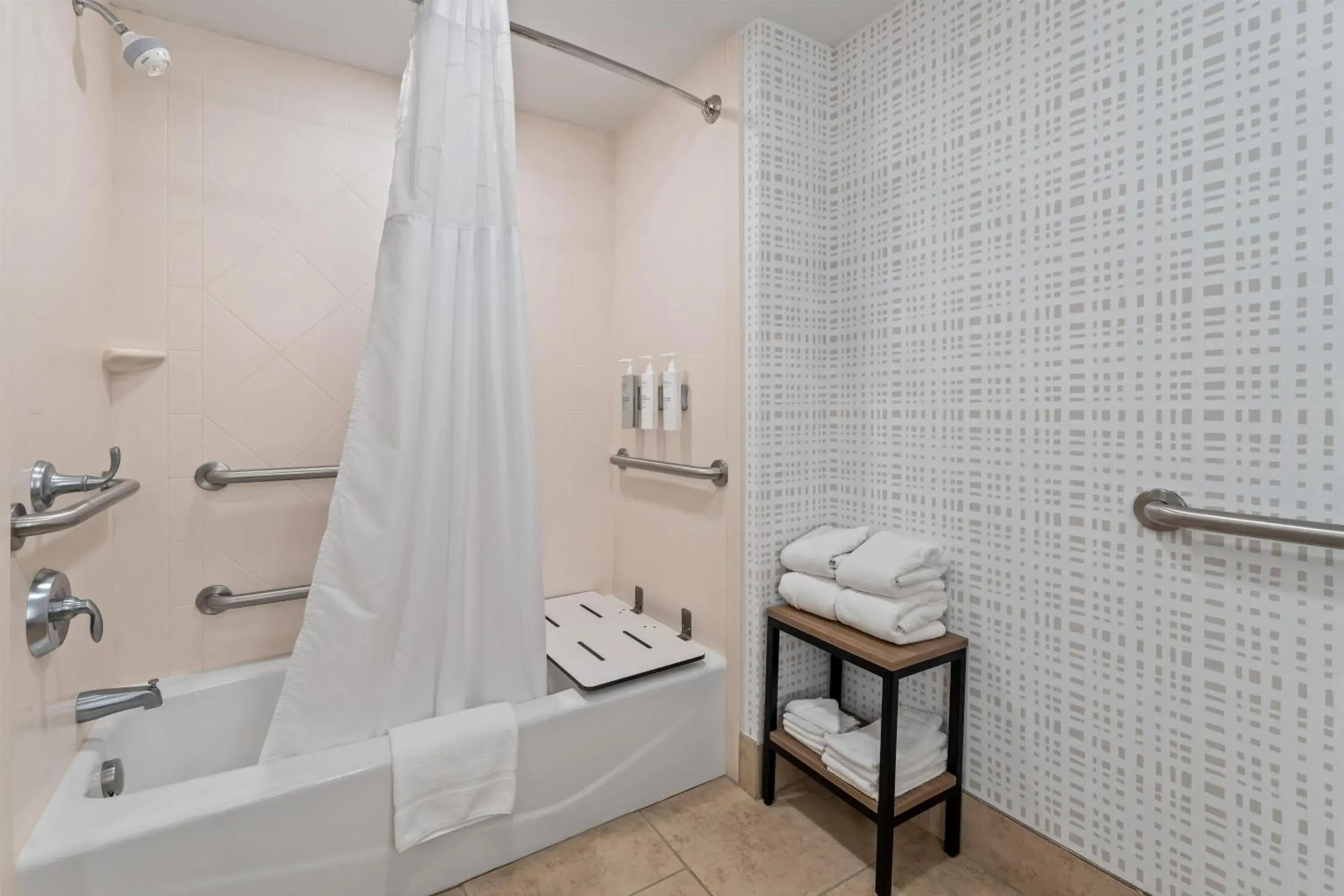 King Room - Mobility Access/Non-Smoking in Hampton Inn & Suites Tifton King Room - Mobility Access/Non-Smoking in Hampton Inn & Suites Tifton