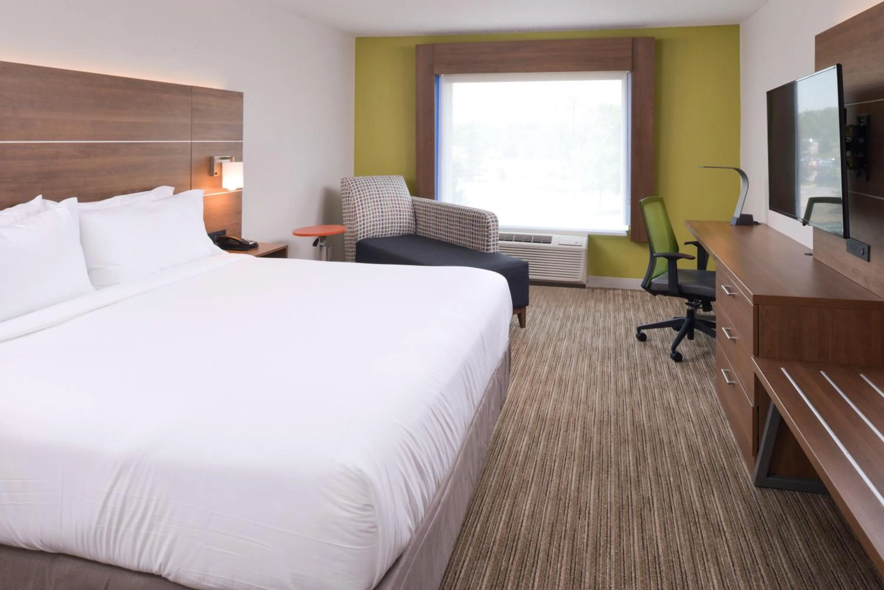 Photo of the whole room, Bed in Holiday Inn Express & Suites - Omaha - 120th and Maple by IHG