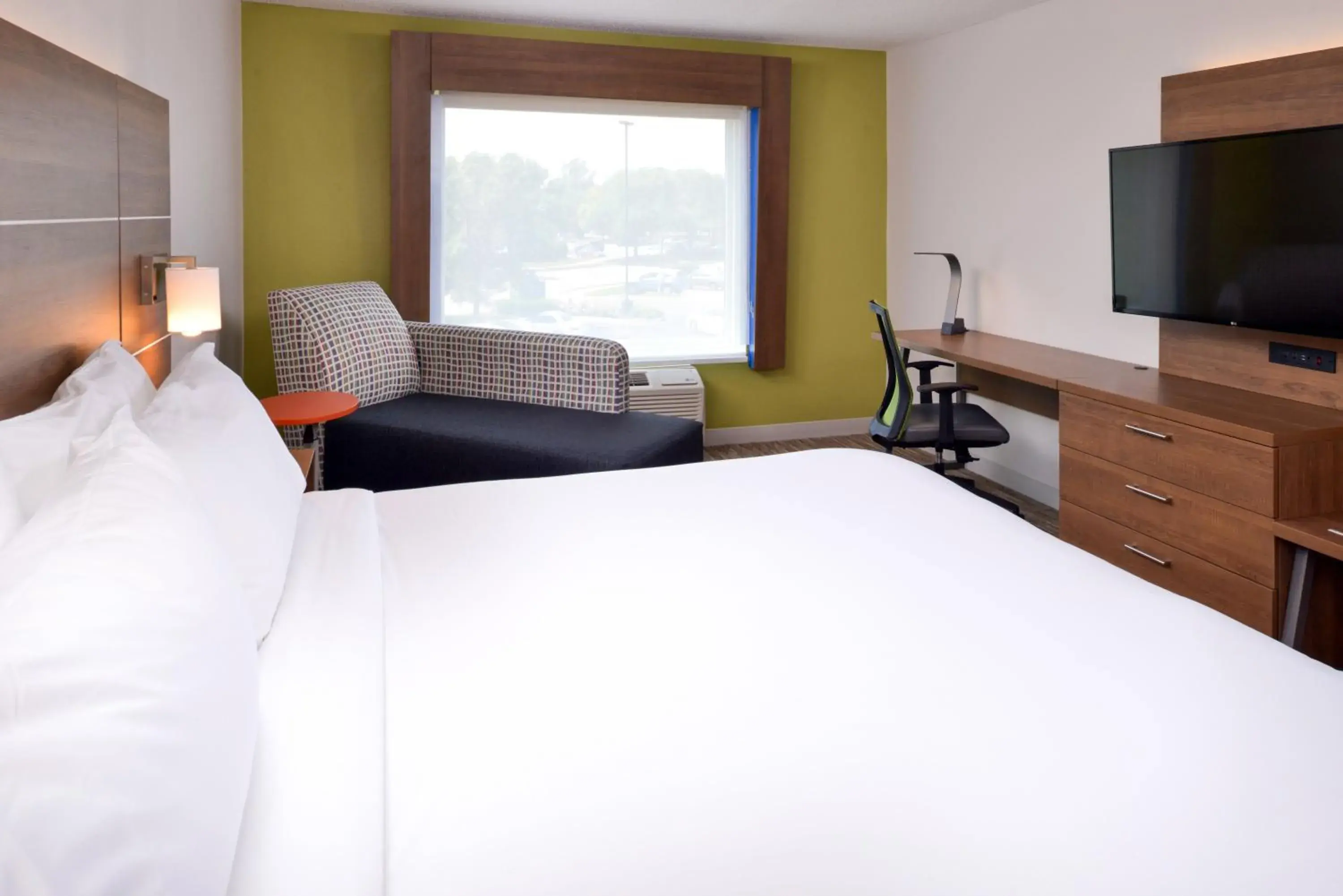 King Room - Mobility Access/Hearing Accessible in Holiday Inn Express & Suites - Omaha - 120th and Maple by IHG King Room - Mobility Access/Hearing Accessible in Holiday Inn Express & Suites - Omaha - 120th and Maple by IHG