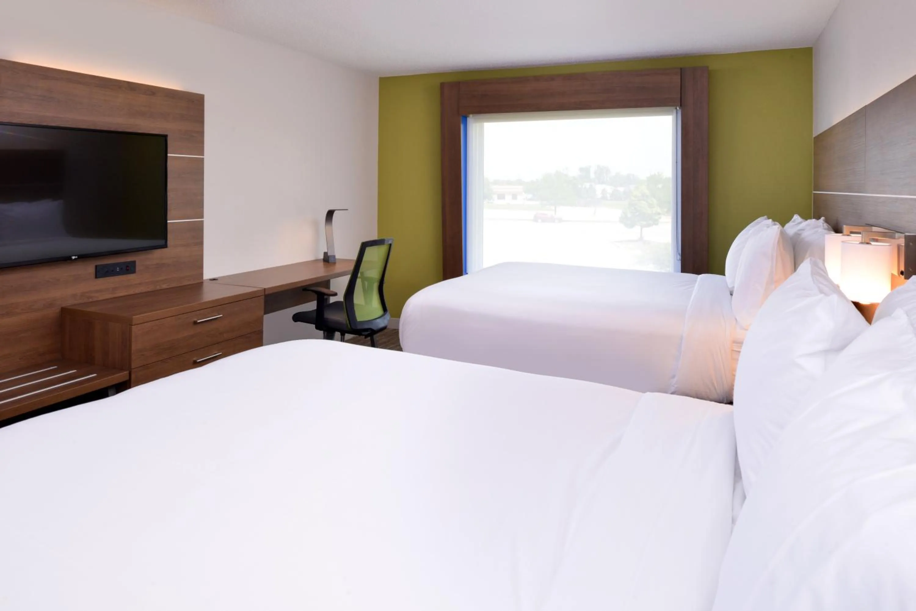 Photo of the whole room, Bed in Holiday Inn Express & Suites - Omaha - 120th and Maple by IHG
