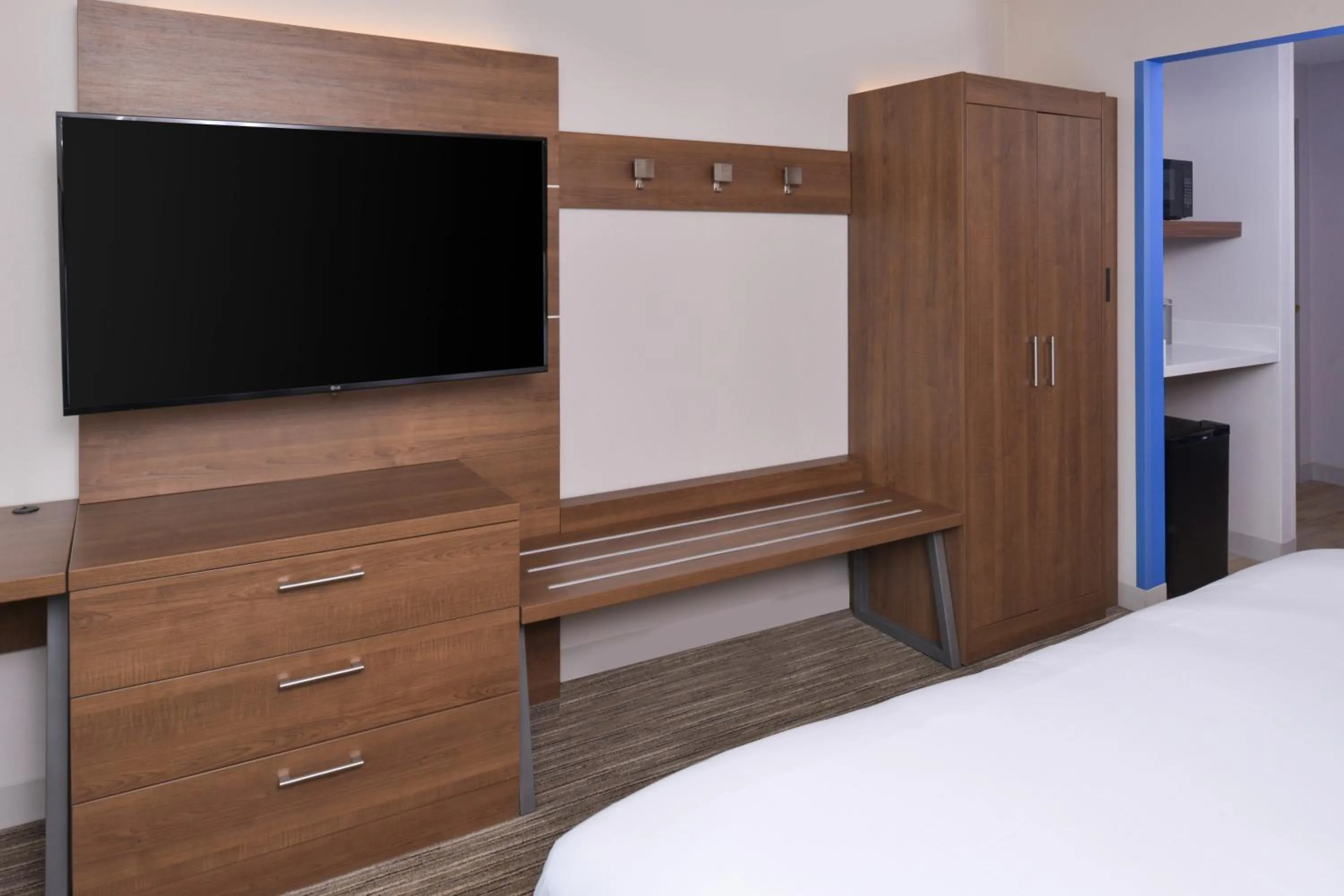 Photo of the whole room, Bed in Holiday Inn Express & Suites - Omaha - 120th and Maple by IHG