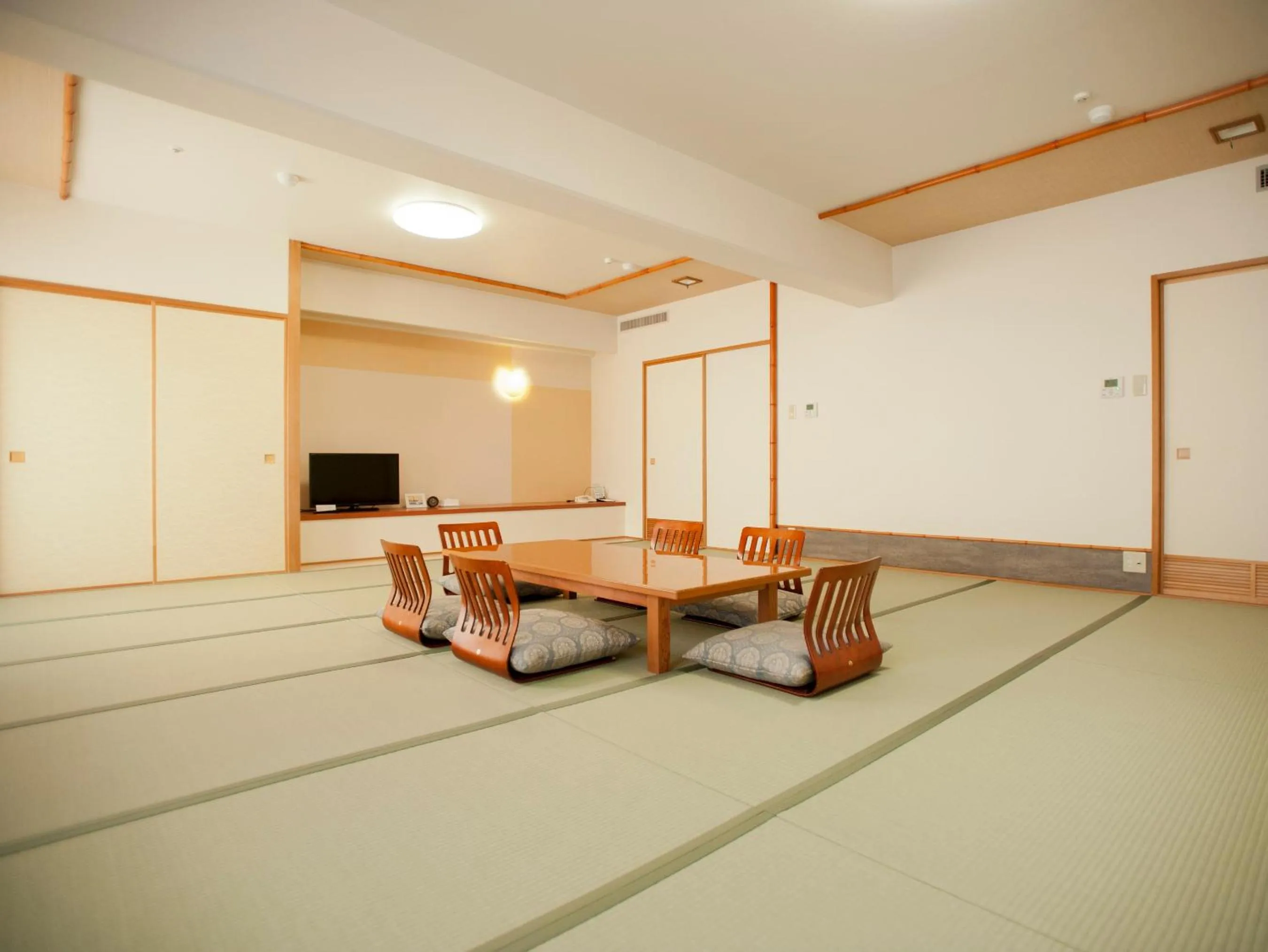 Photo of the whole room in Maple Arima