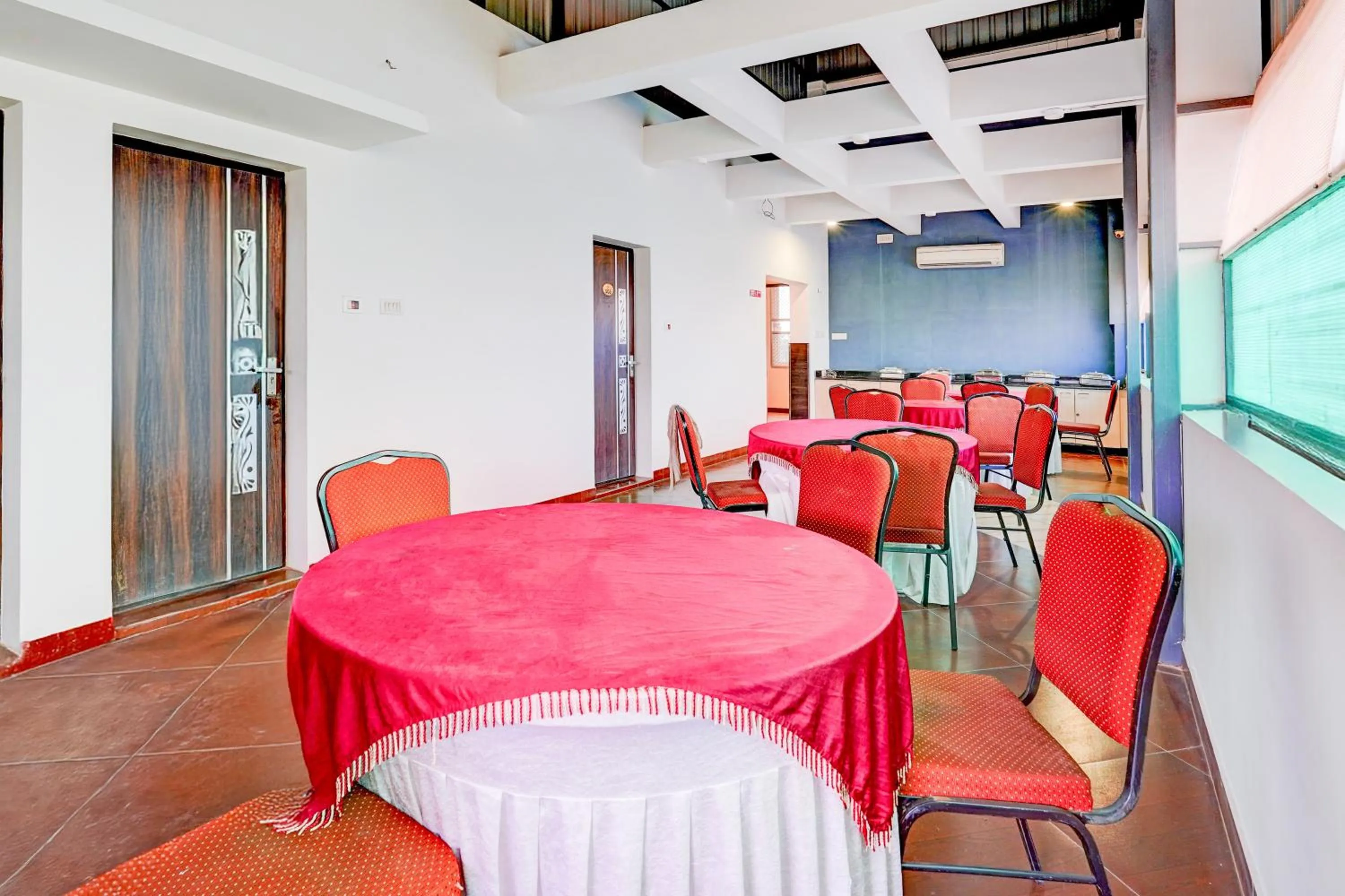 Restaurant/places to eat in Super Townhouse Chennai Near Airport Formerly Sai Bala Budget