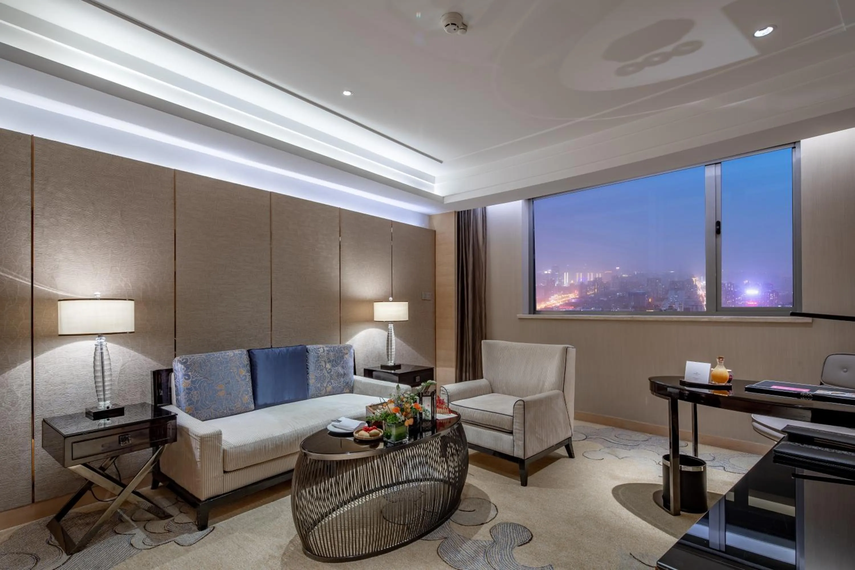 Living room in Crowne Plaza Xi'an by IHG