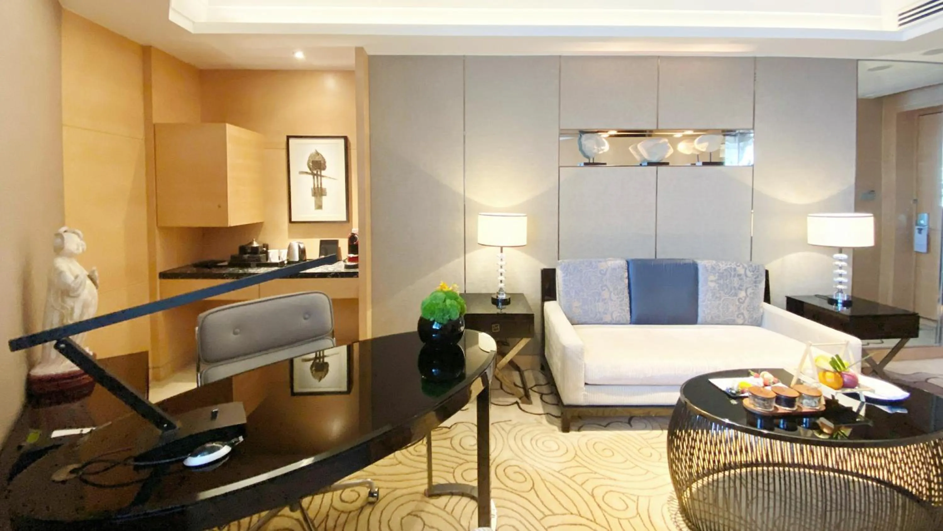 Living room in Crowne Plaza Xi'an by IHG