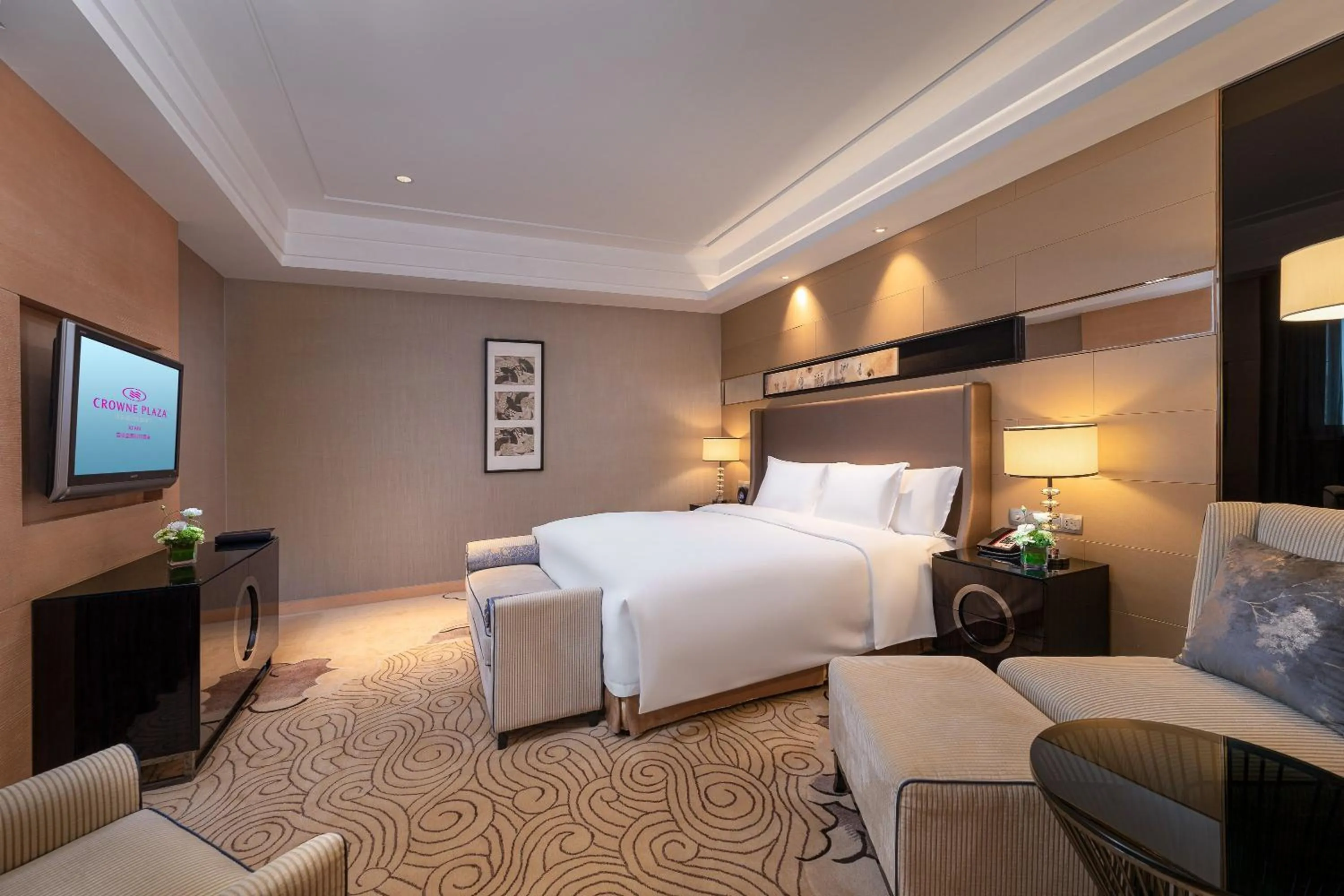 Photo of the whole room, Bed in Crowne Plaza Xi'an by IHG