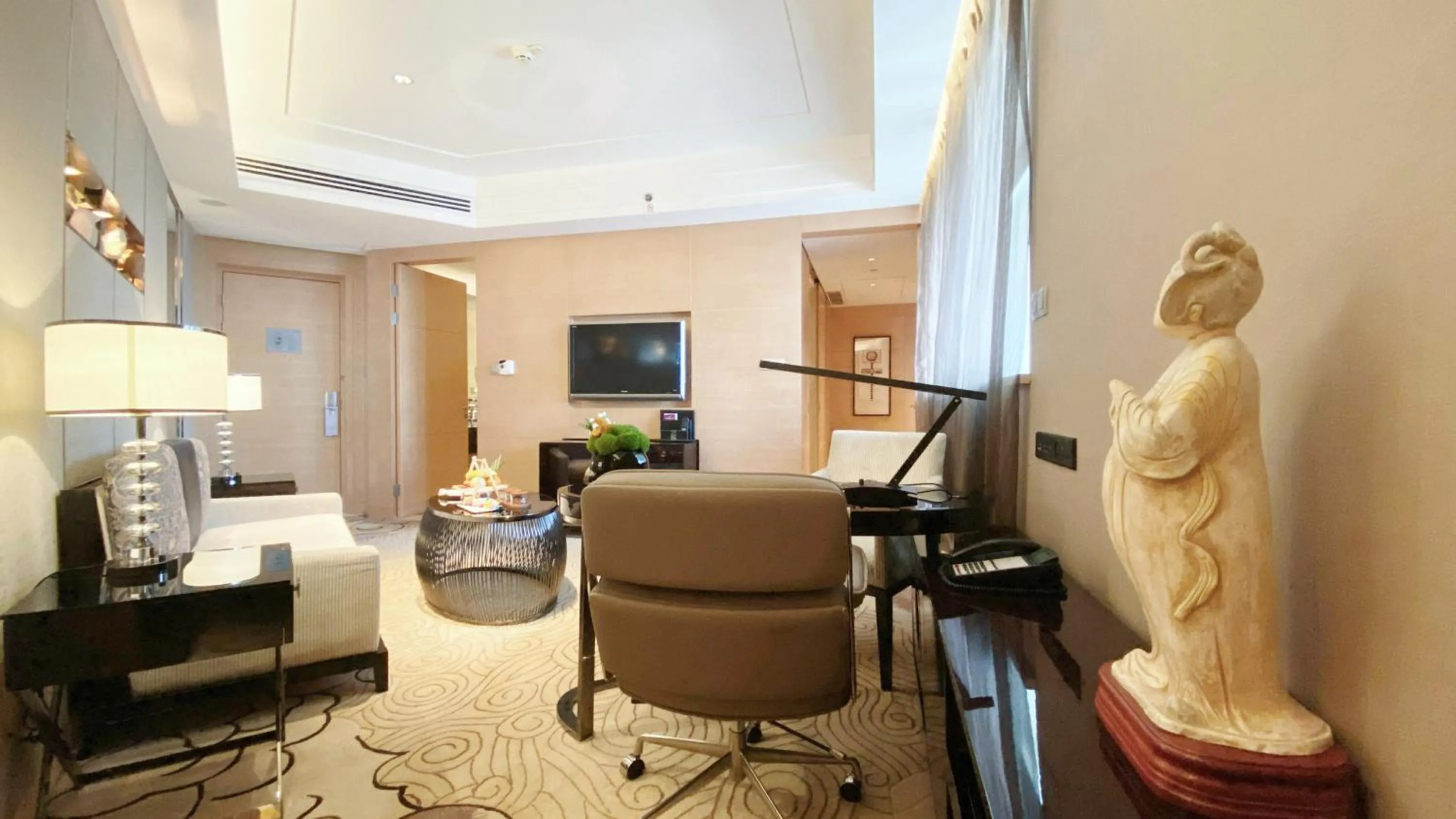 Living room in Crowne Plaza Xi'an by IHG