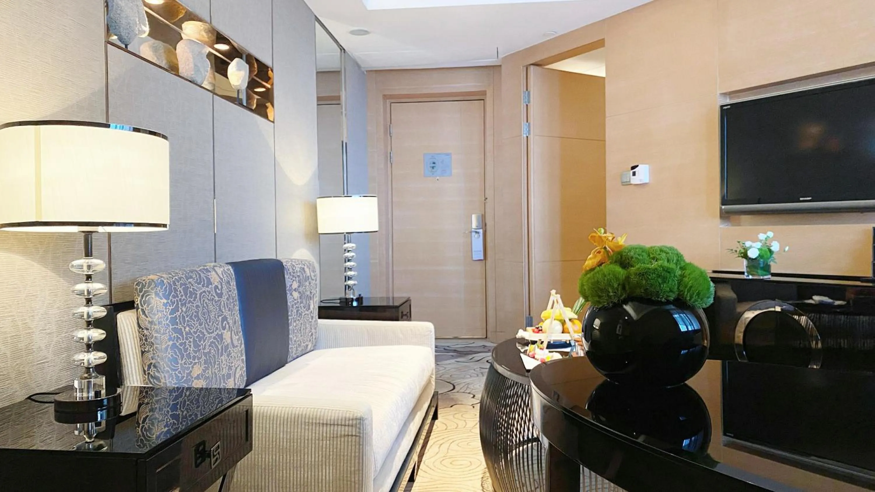 TV and multimedia in Crowne Plaza Xi'an by IHG