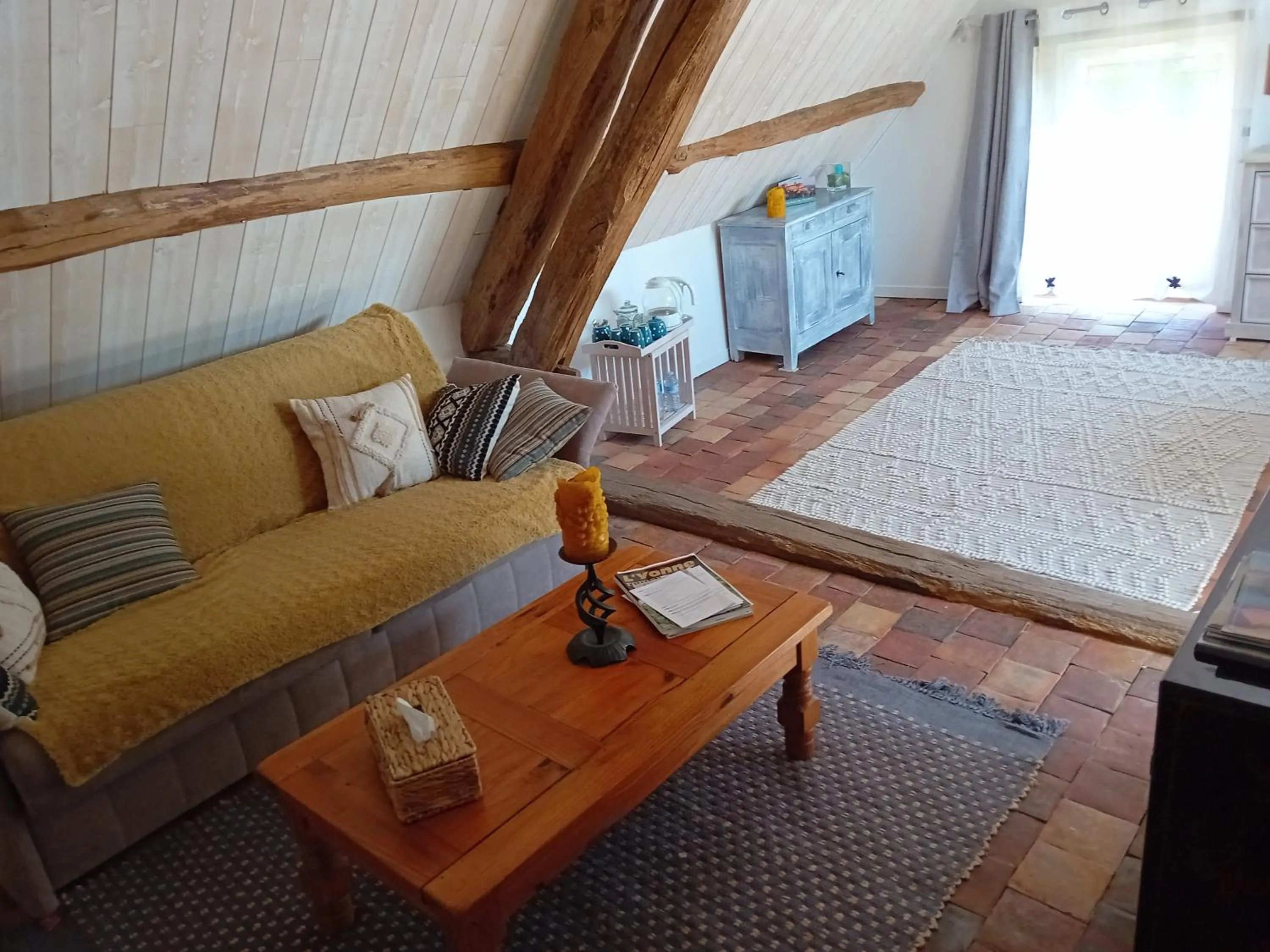 Seating area, Bed in La Treille