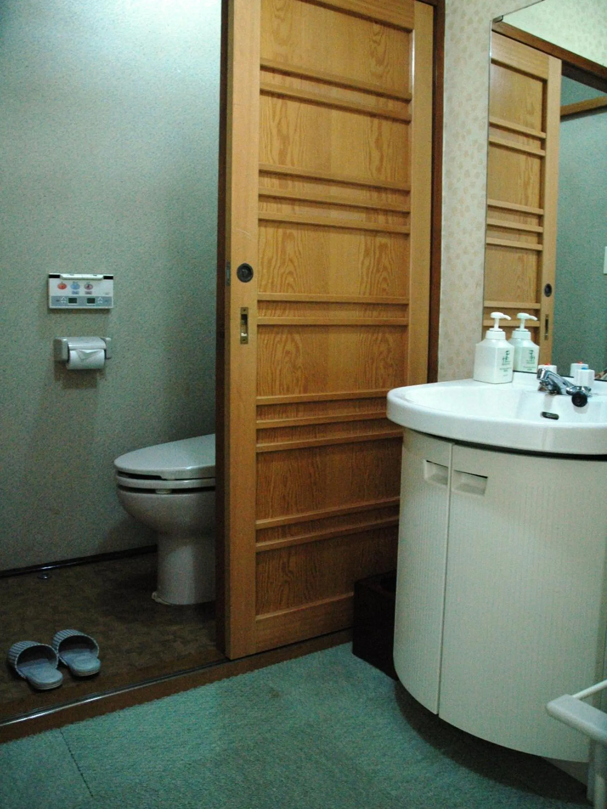 Toilet in くさつのお宿 清重館 Kiyoshigekan 素泊りの宿