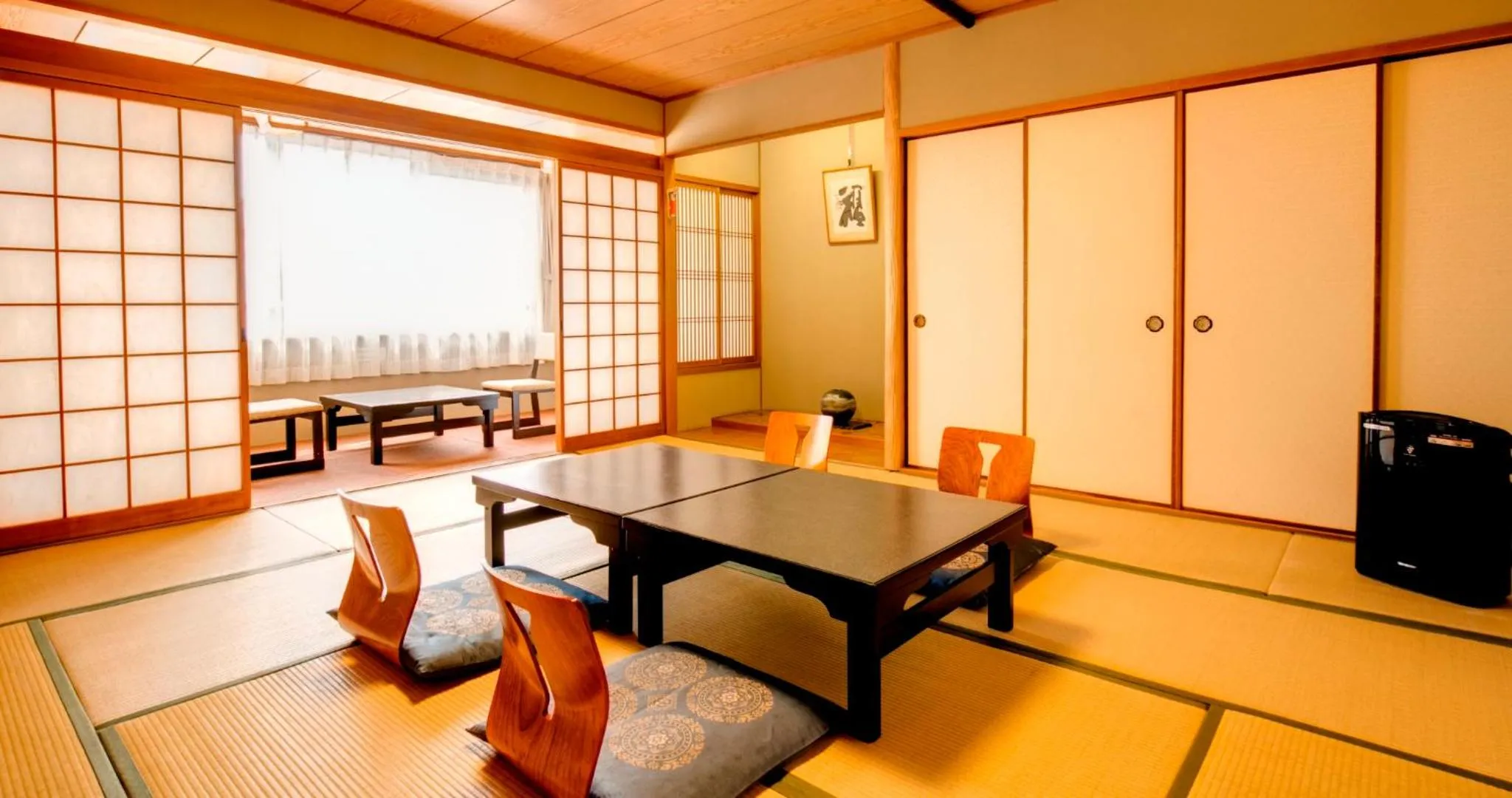 Photo of the whole room in Nara Hakushikaso