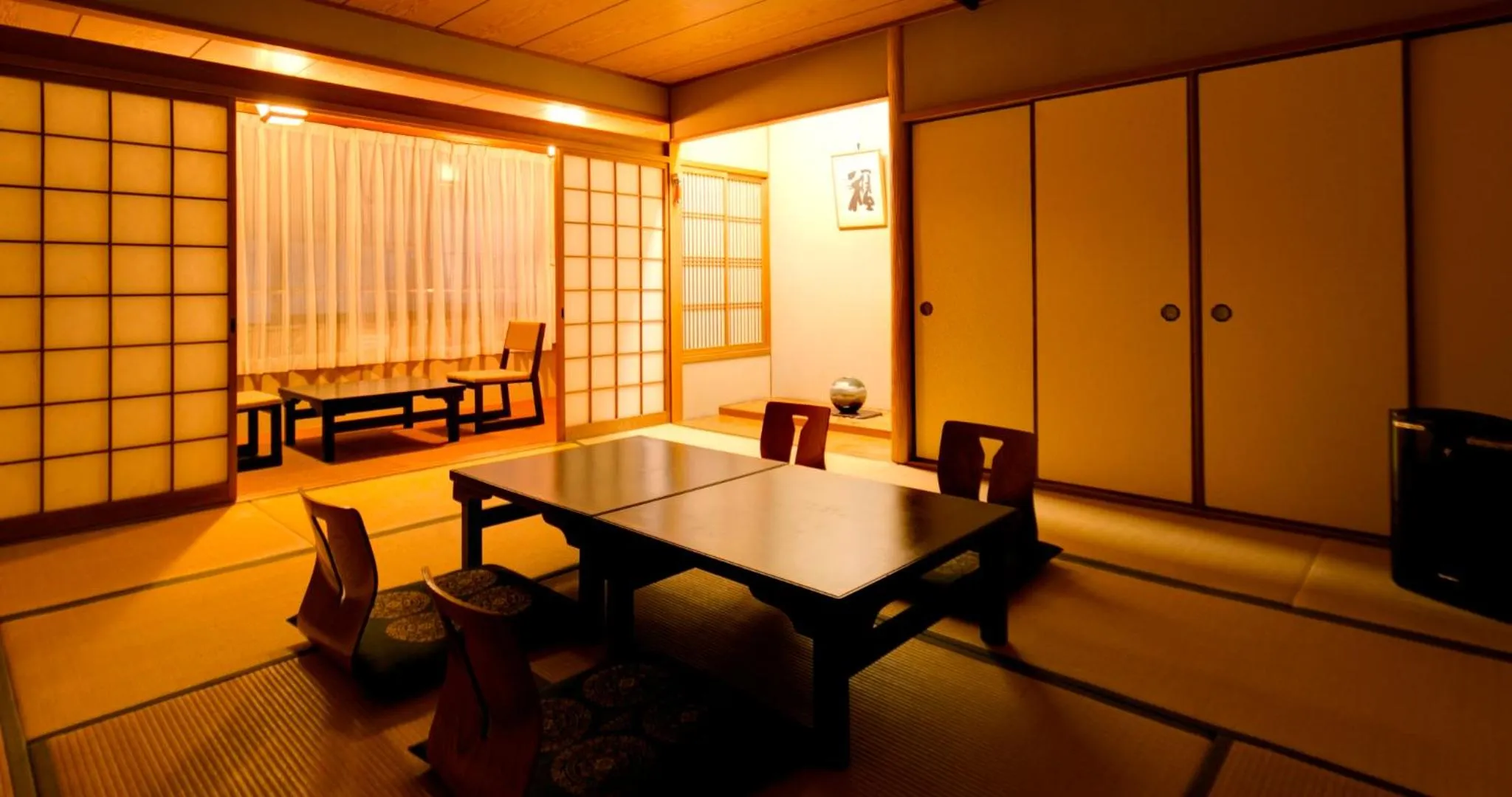 Photo of the whole room in Nara Hakushikaso