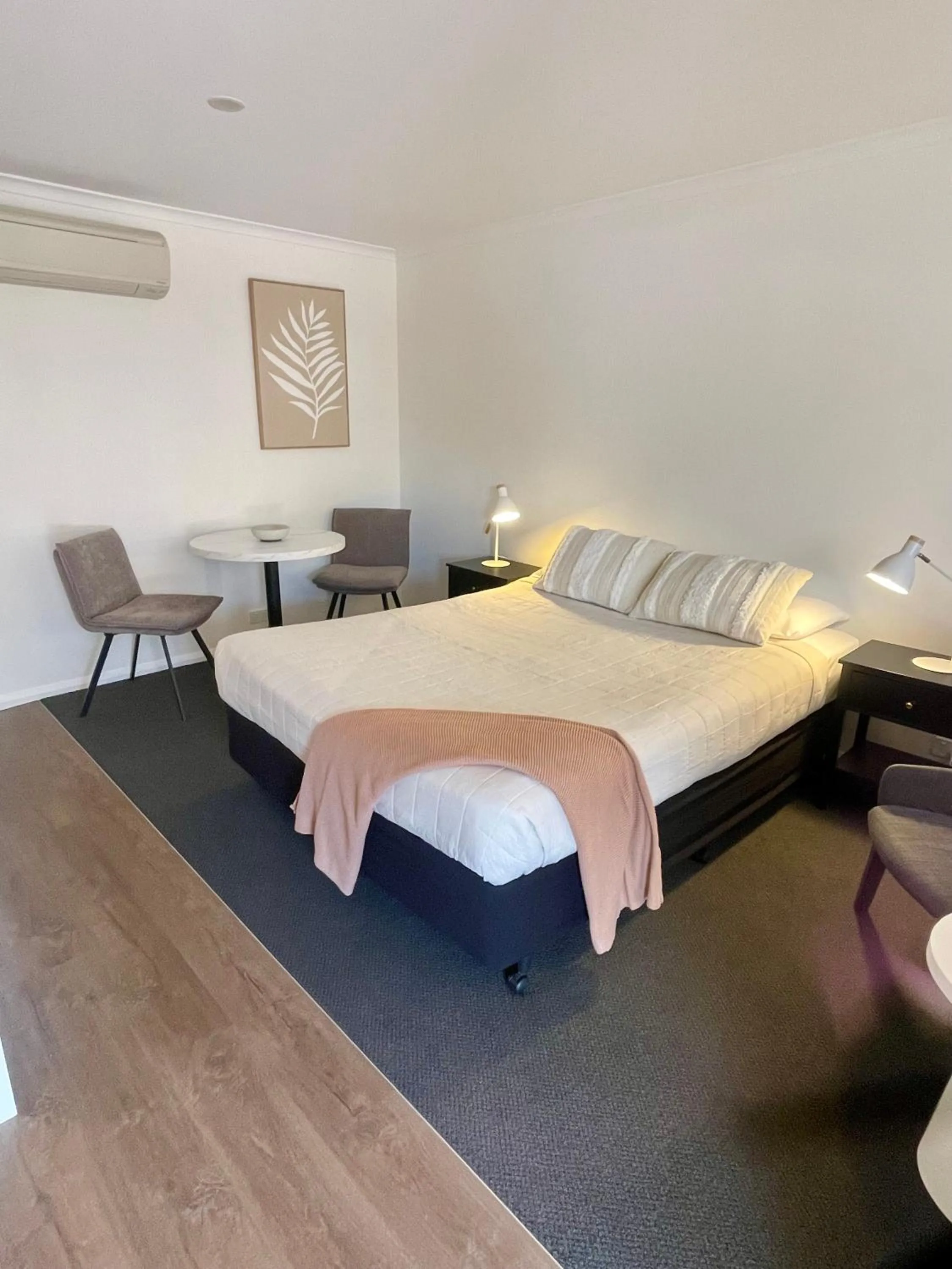 Bed in Estelle Kramer Motel