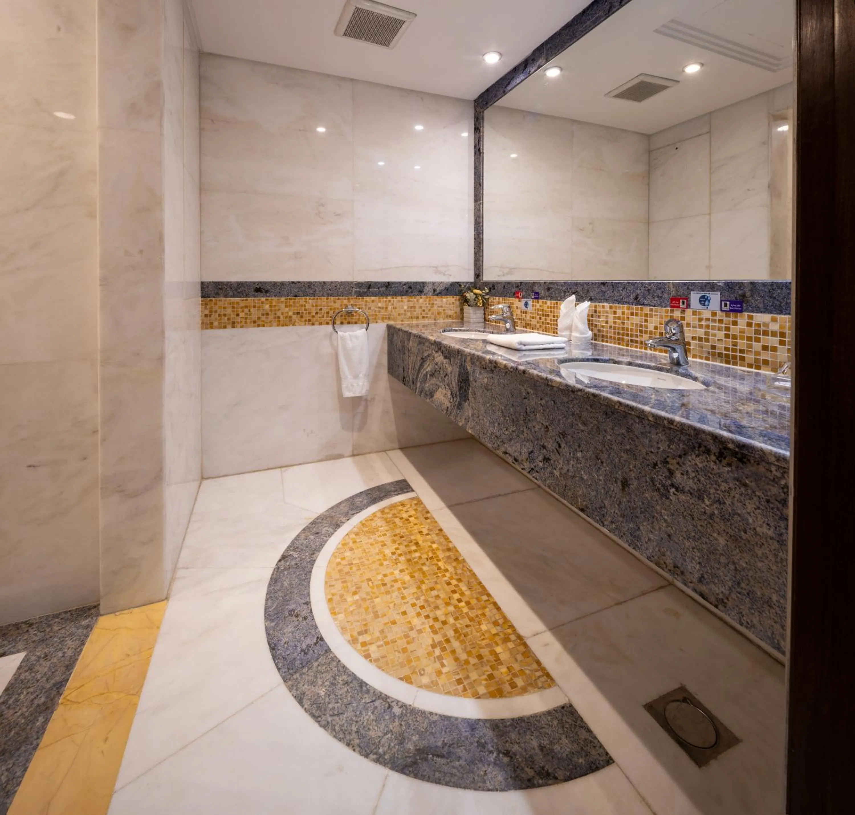 Bathroom in Ruve Al Madinah Hotel