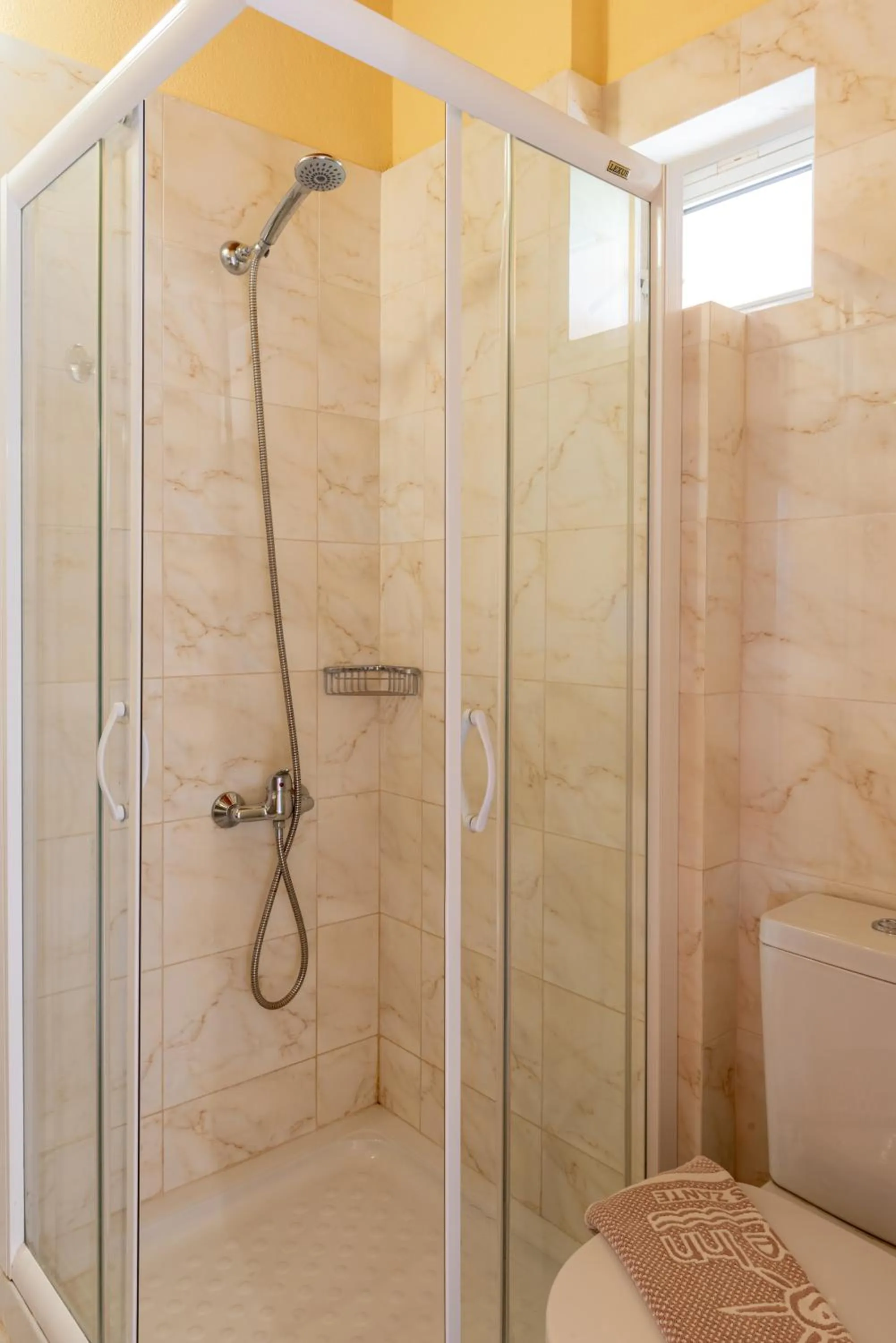 Shower in Village Inn Studios & Family Apartments