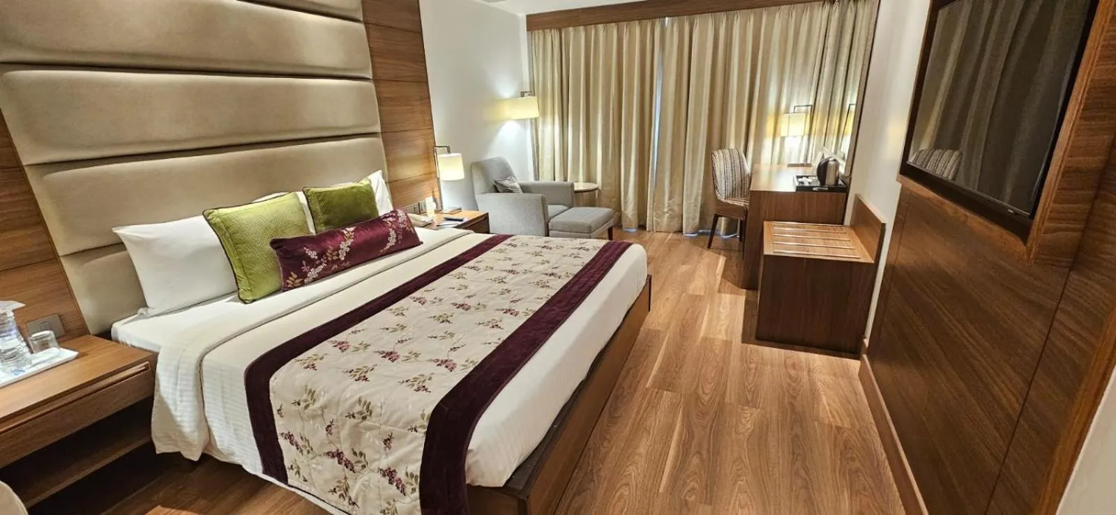 Photo of the whole room, Bed in Jaypee Siddharth