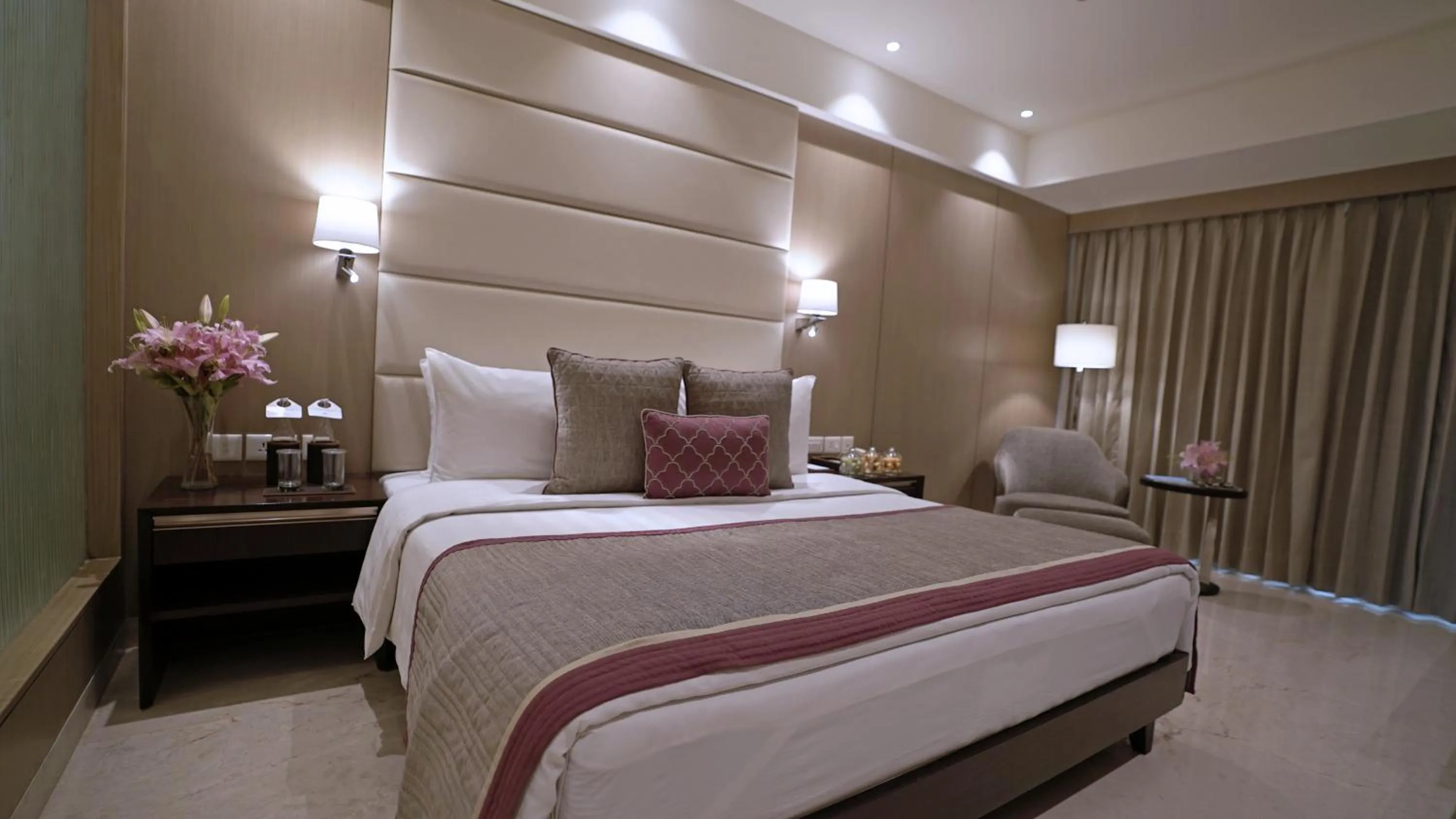 Photo of the whole room, Bed in Jaypee Siddharth